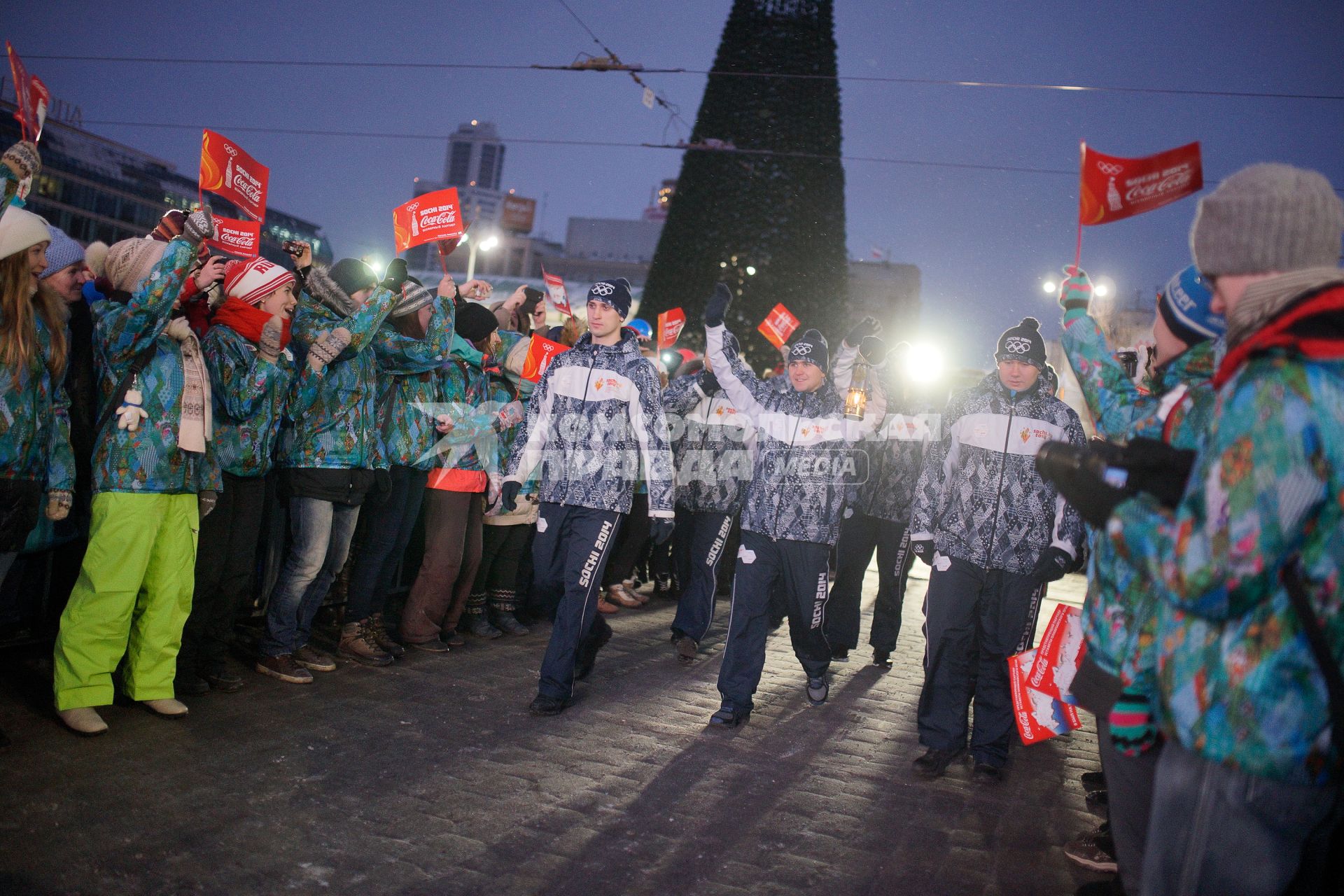 Олимпийский огонь на главной площади Екатеринбурга.