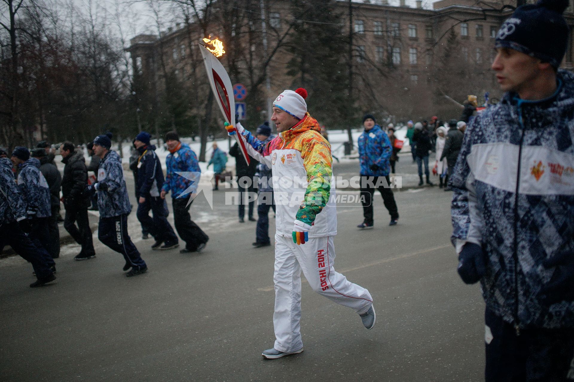 Эстафету олимпийского огня принял полномочный представитель президента в УрФО Игорь Холманских.