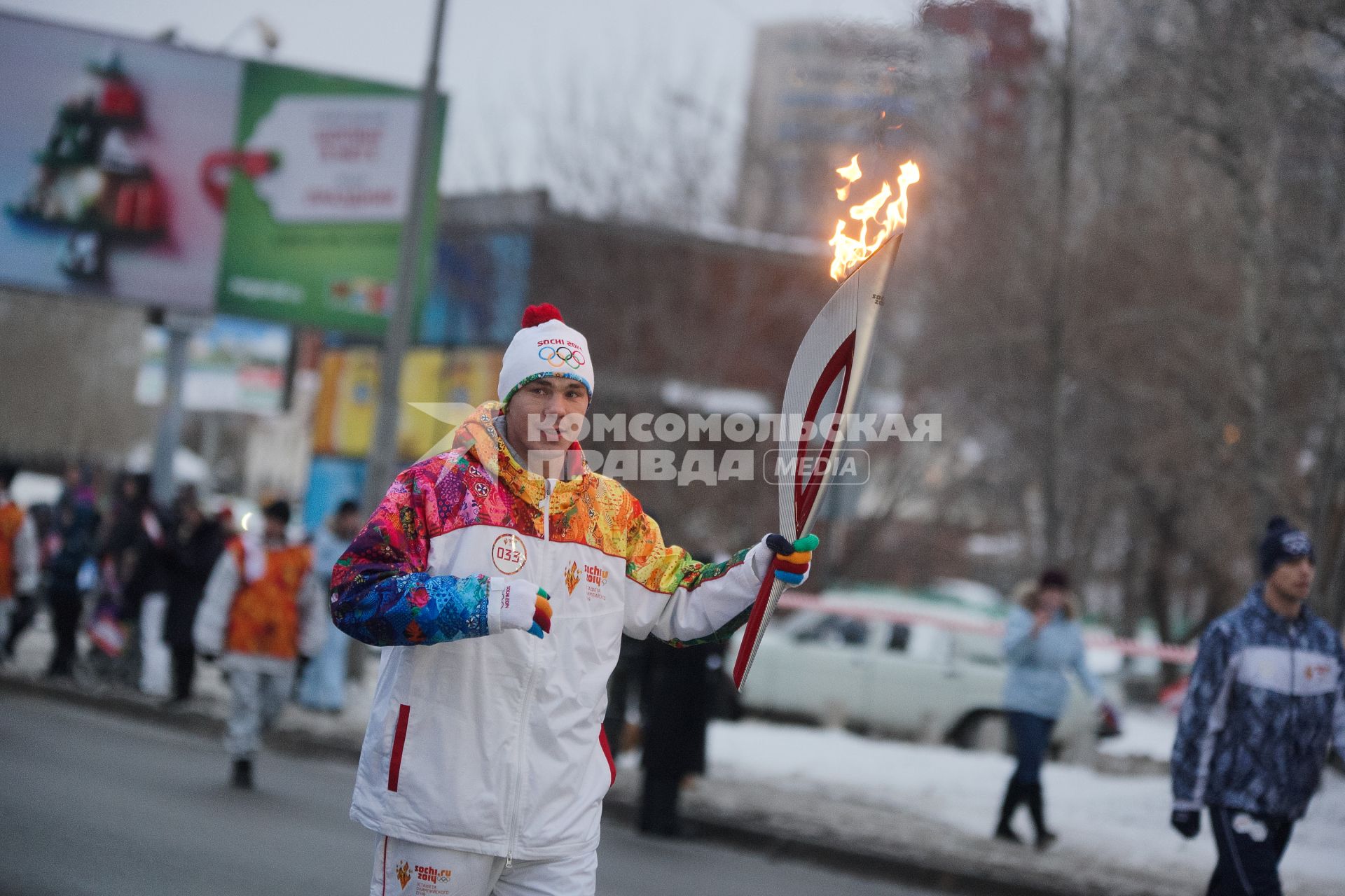 Эстафету олимпийского огня принял олимпийский чемпион по боксу Егор Мехонцев.