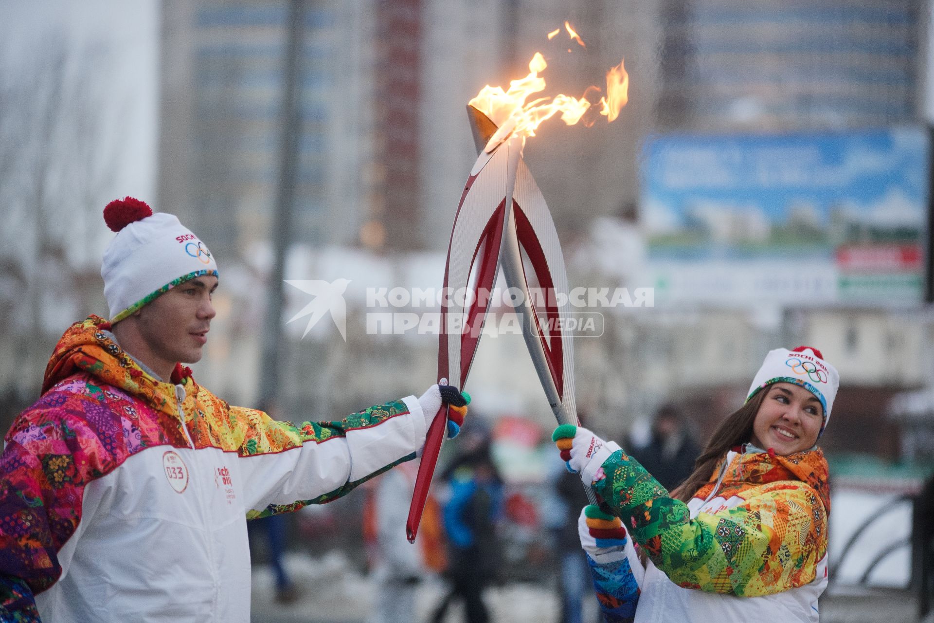Эстафету олимпийского огня принял олимпийский чемпион по боксу Егор Мехонцев.