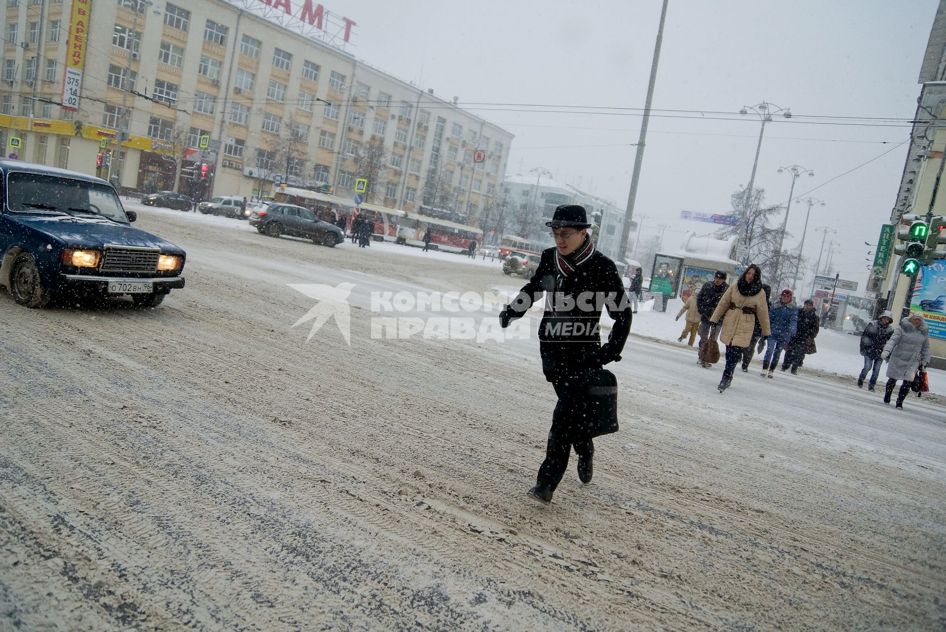 Снегопад в Екатеринбурге. На снимке: пешеходы переходят улицу по пешеходному переходу.