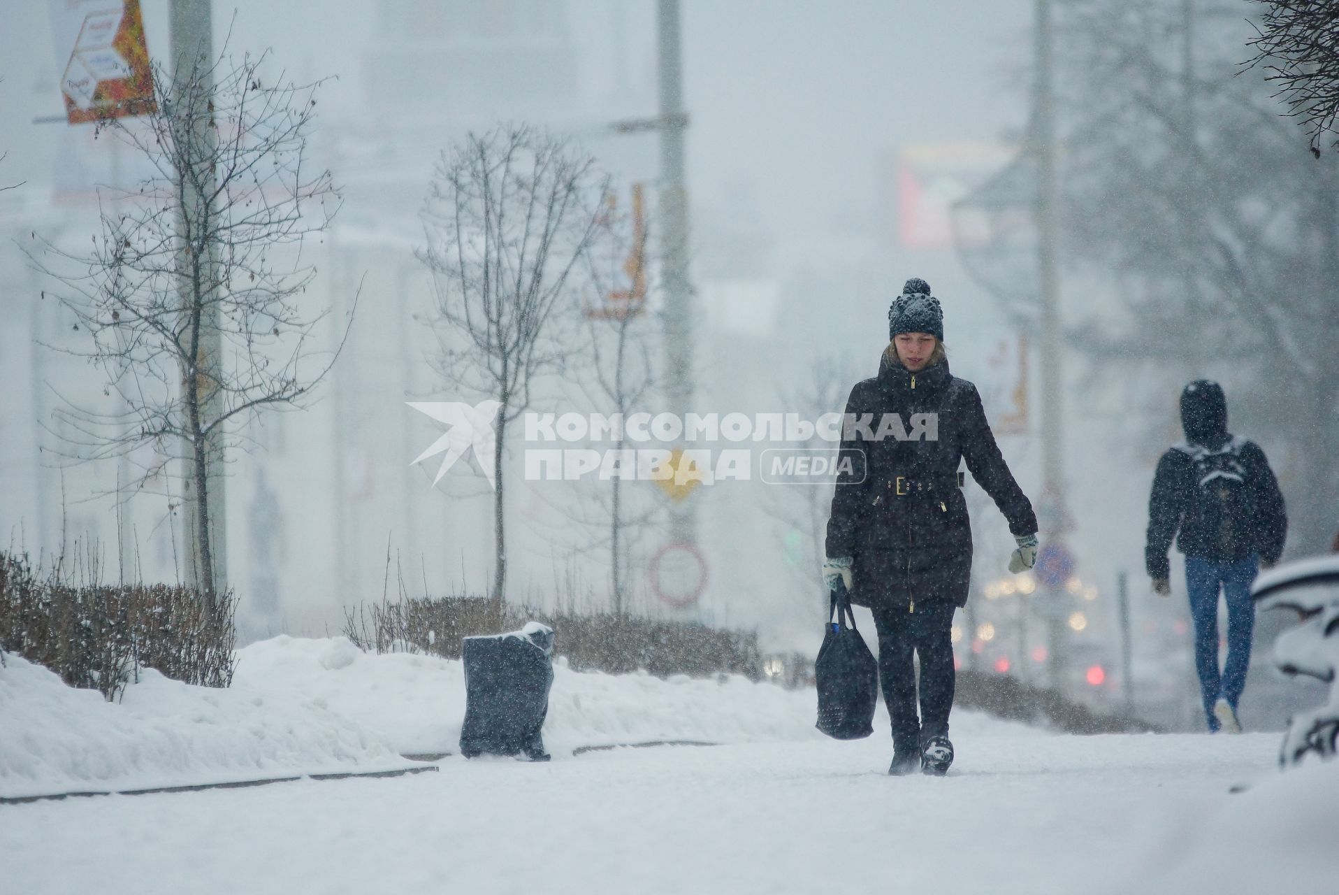 Снегопад в Екатеринбурге. На снимке: девушка идет по улице.