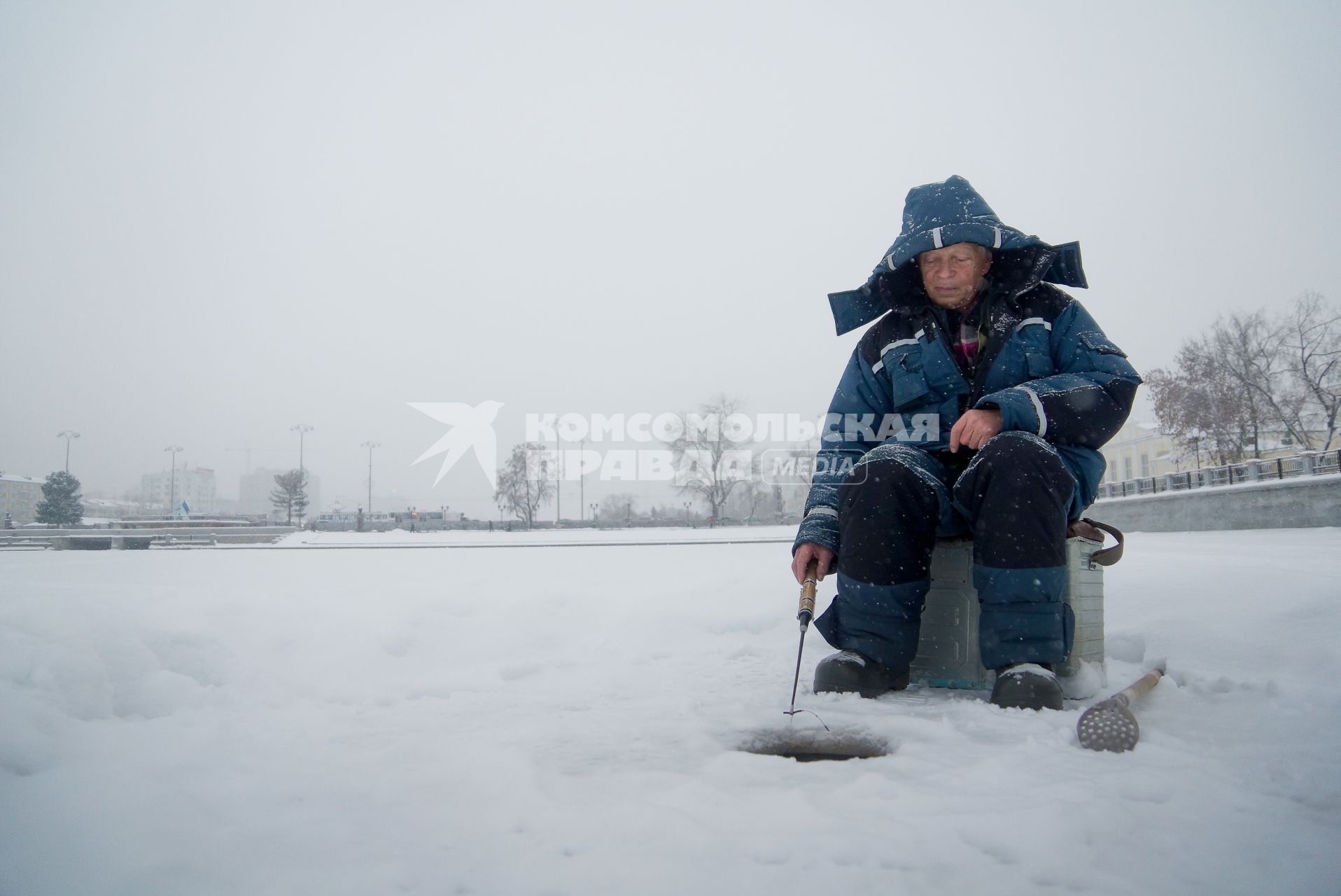 Снегопад в Екатеринбурге. На снимке: пожилой мужчина занимается подледным ловом.