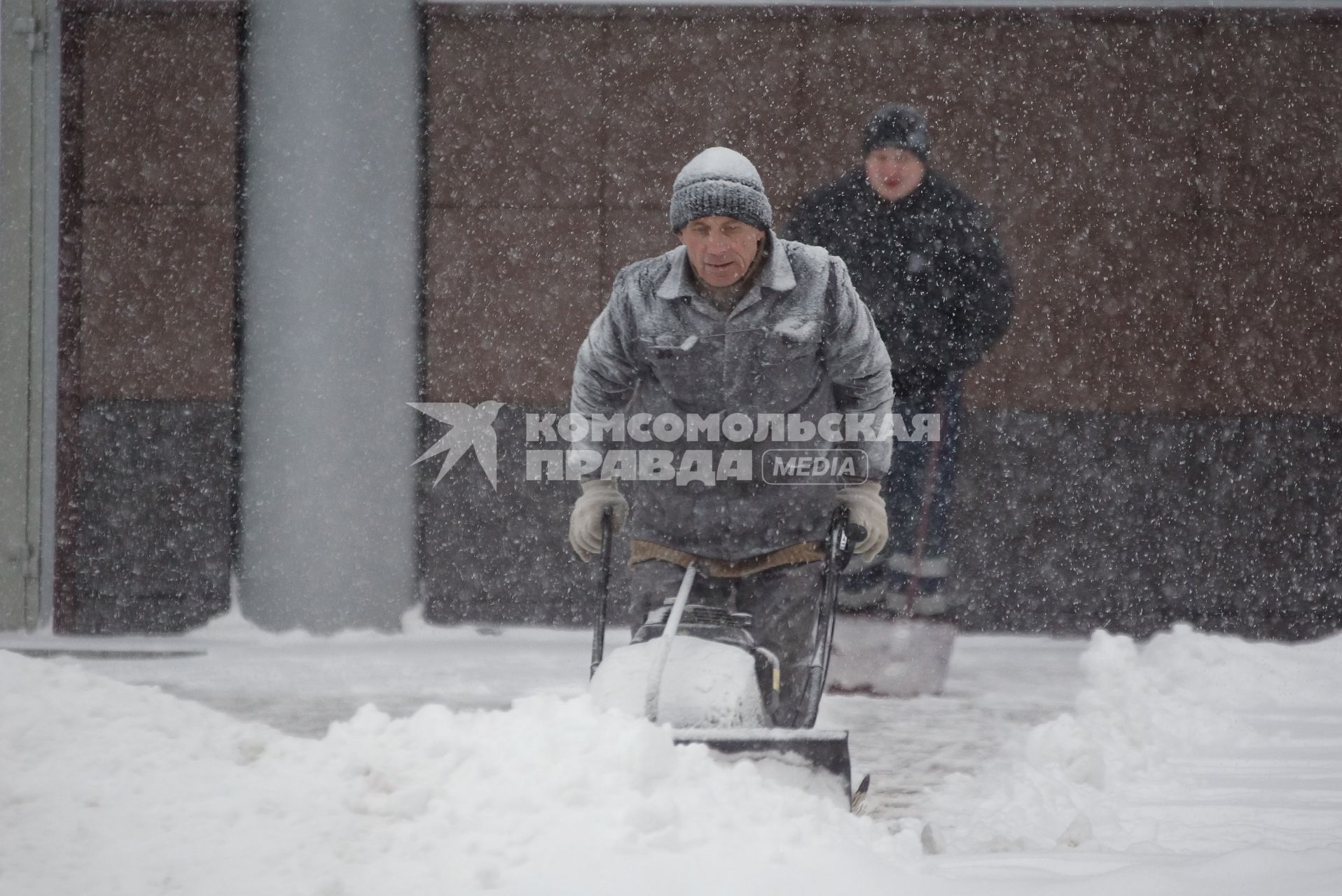 Снегопад в Екатеринбурге. На снимке: двирник убирает снег с улицы.