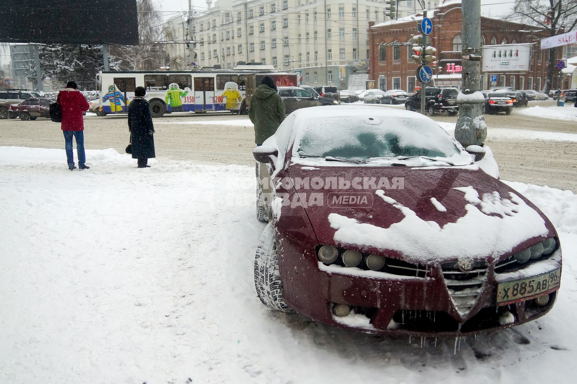 Снегопад в Екатеринбурге. На снимке: автомобиль припаркованный на пешеходной зоне.