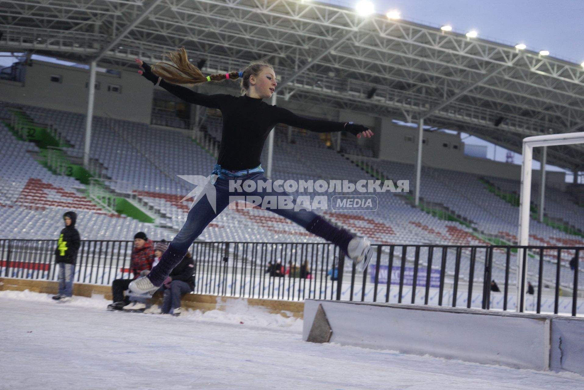 Каток на центральном стадионе Екатеринбурга. На снимке: девушка выполняет прыжок на коньках.