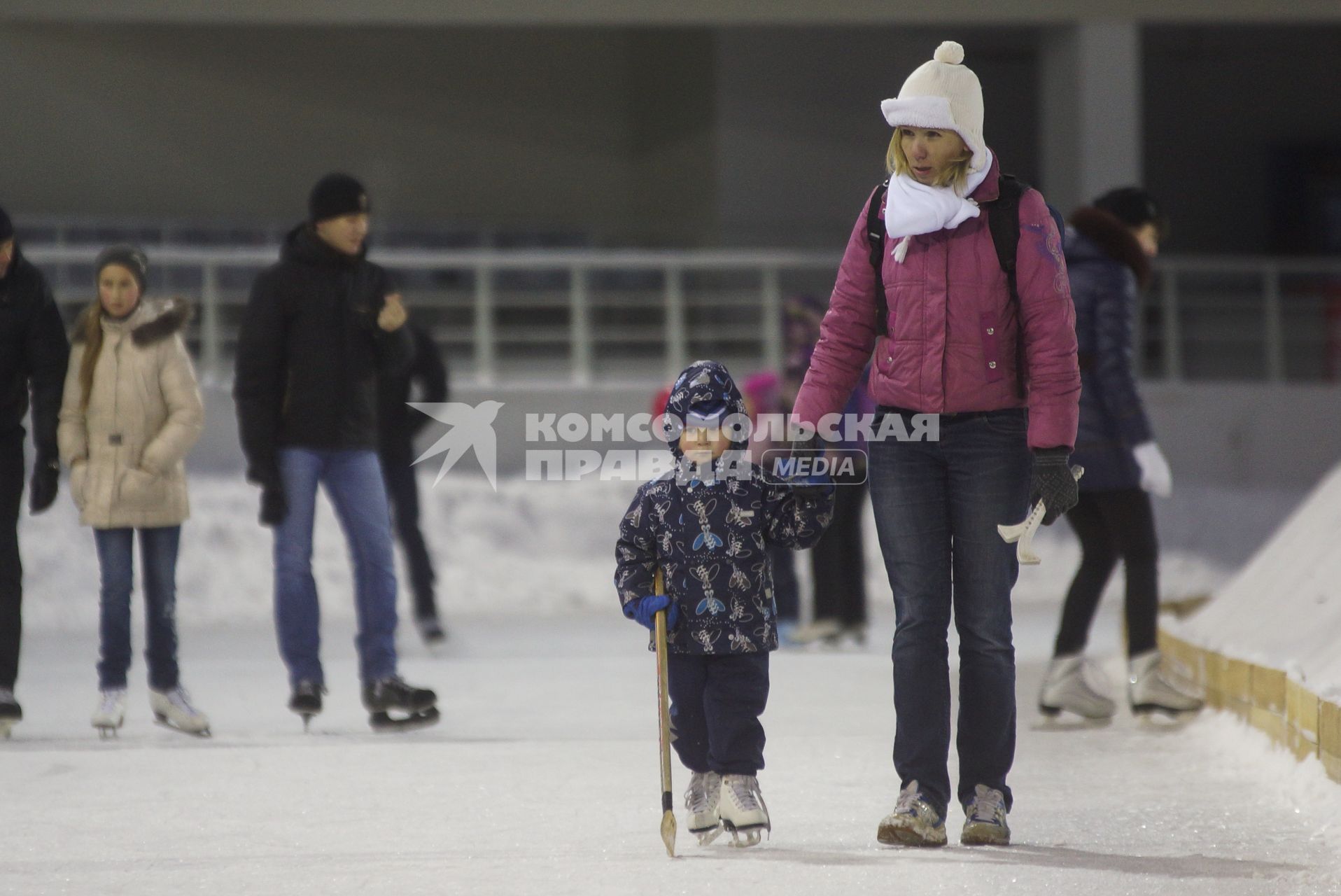 Каток на центральном стадионе Екатеринбурга. На снимке: женщина с ребенком на катке.