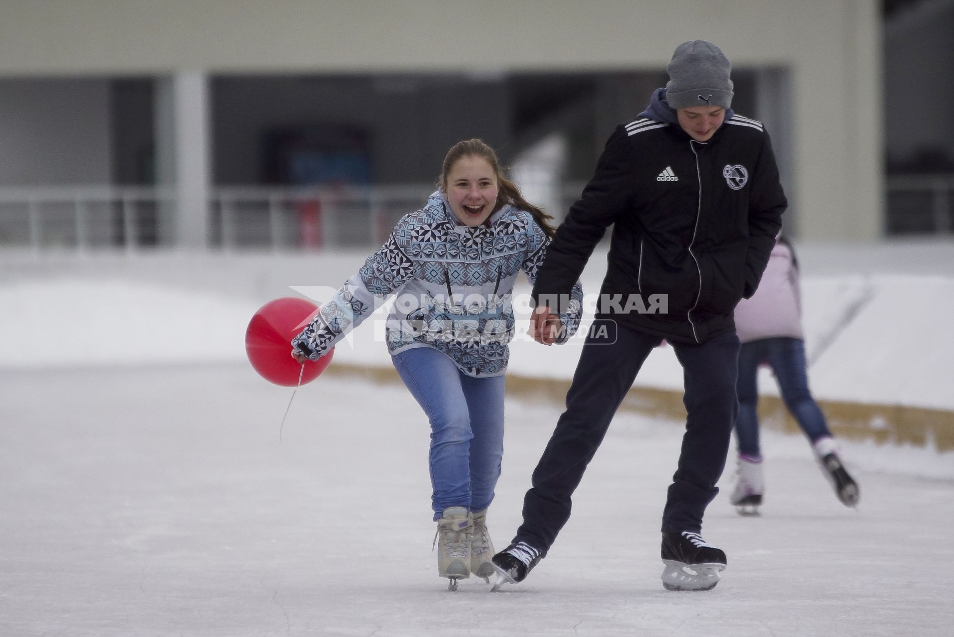 Каток на центральном стадионе Екатеринбурга. На снимке: молодежь катается на коньках.
