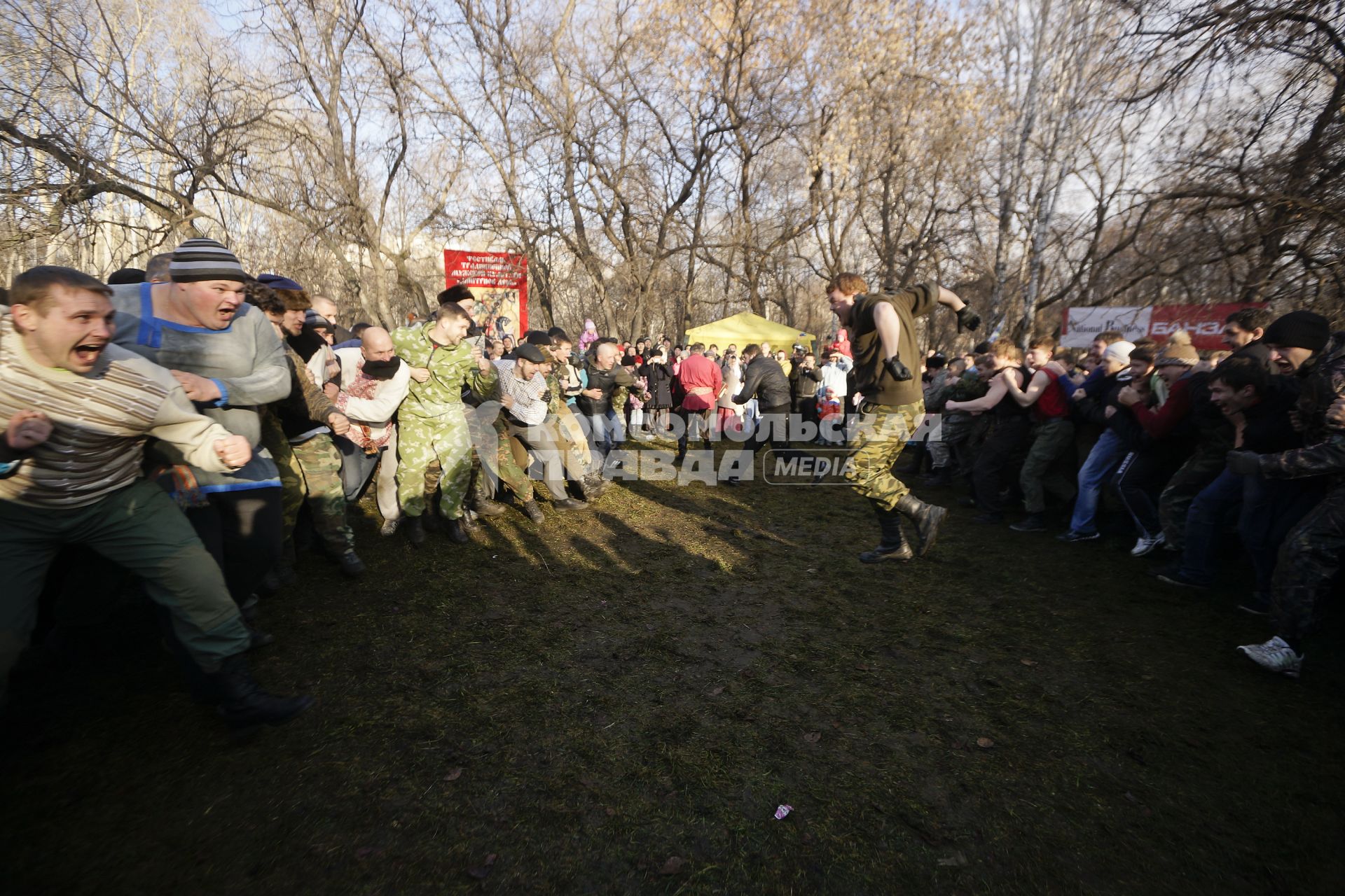 Фестиваль традиционной мужской культуры `Дмитриев день`. На снимке: Стенка на стенку.