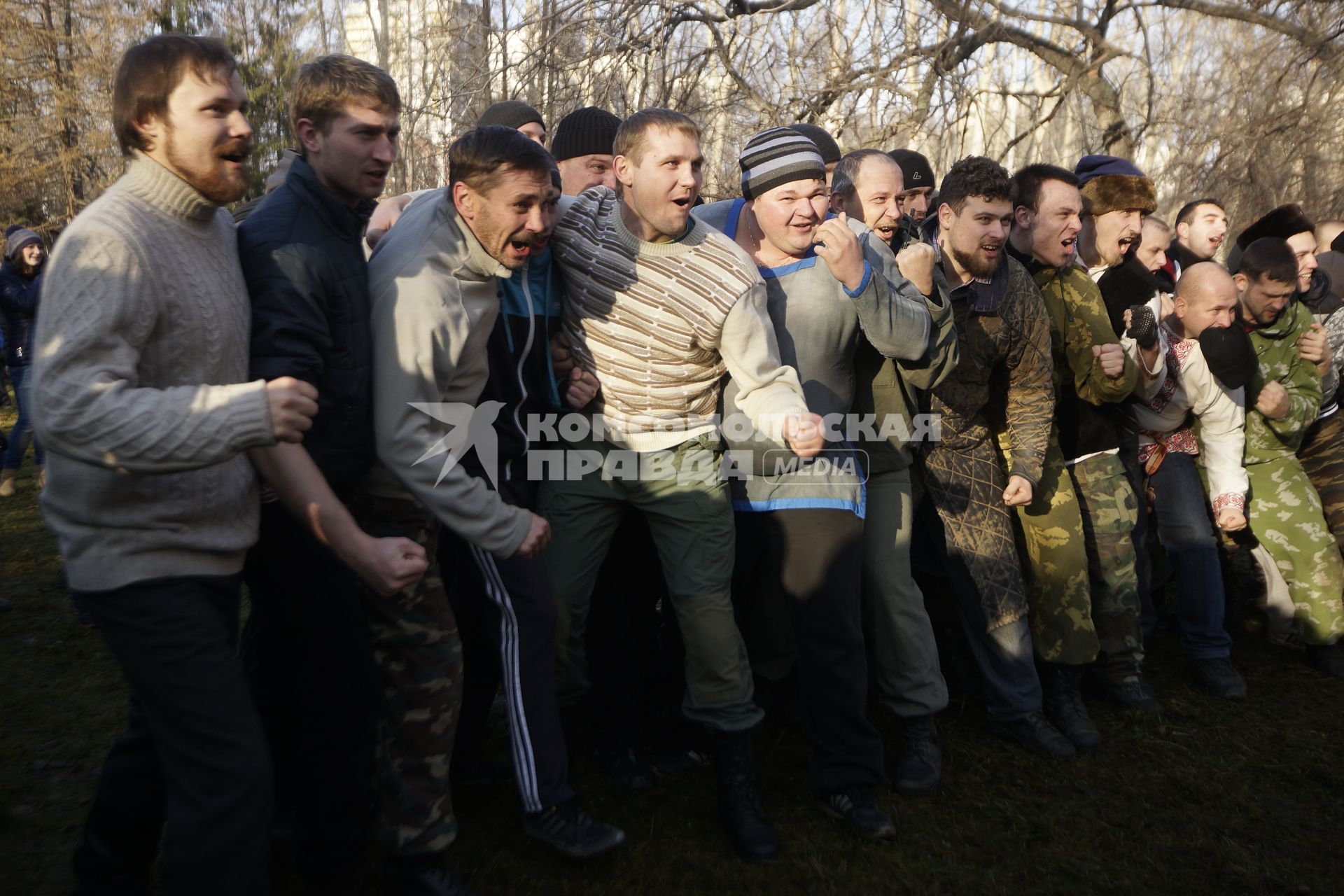 Фестиваль традиционной мужской культуры `Дмитриев день`. На снимке: Стенка на стенку.