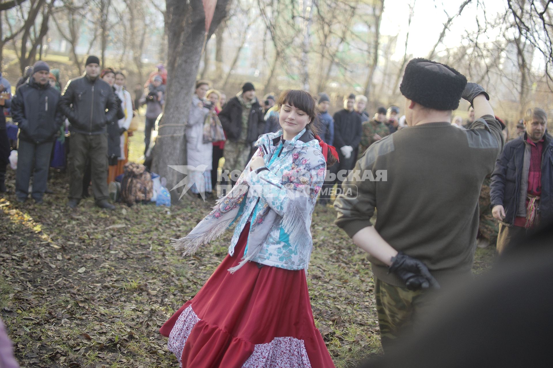 Фестиваль традиционной мужской культуры `Дмитриев день`. На снимке: девушка танцует с мужчиной.