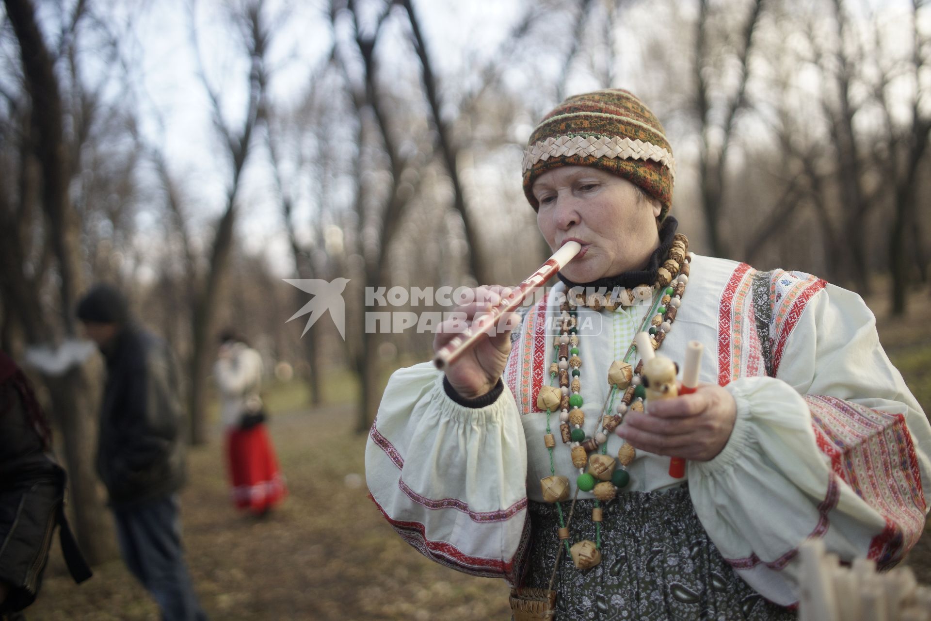 Фестиваль традиционной мужской культуры `Дмитриев день`. На снимке: женщина в национальном костюме со свирелью.