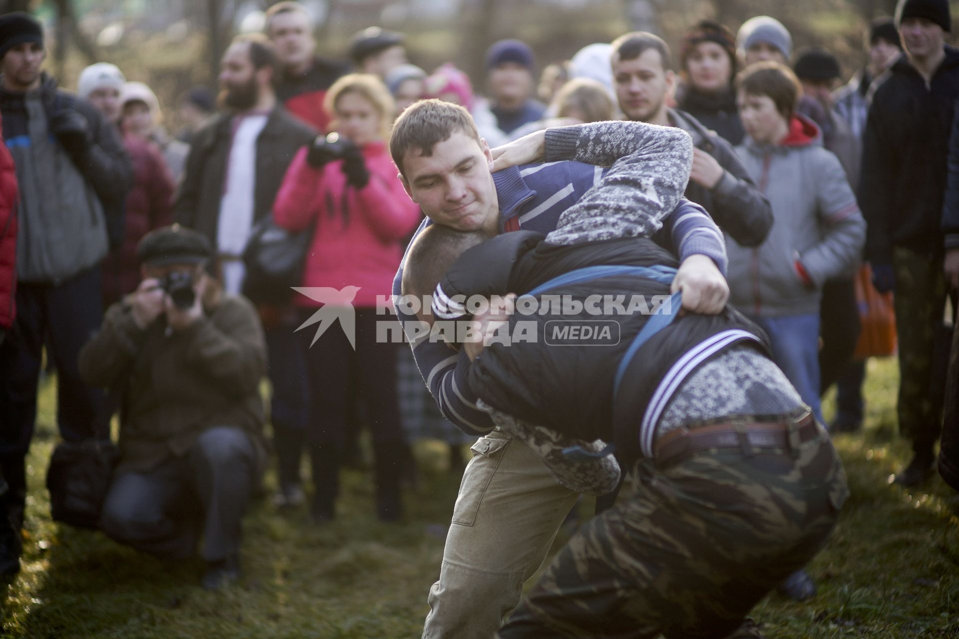 Фестиваль традиционной мужской культуры `Дмитриев день`. На снимке: мужская борьба.