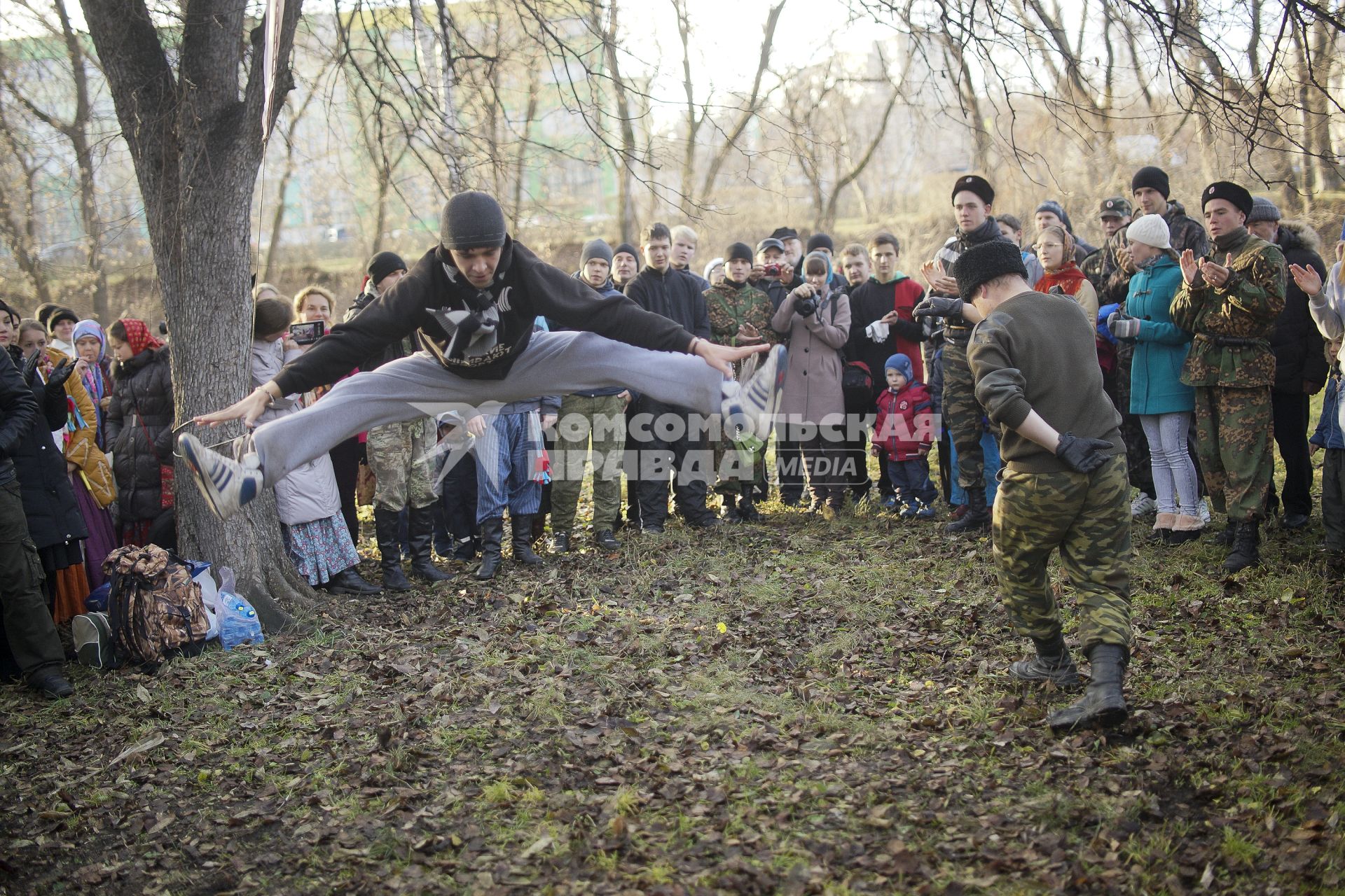 Фестиваль традиционной мужской культуры `Дмитриев день`. На снимке: мужчины танцуют.
