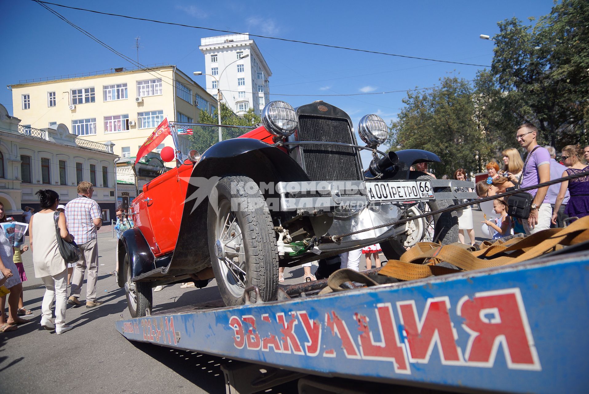 День города в Екатеринбурге. На снимке: раритетный автомобиль грузят на эвакуатор.