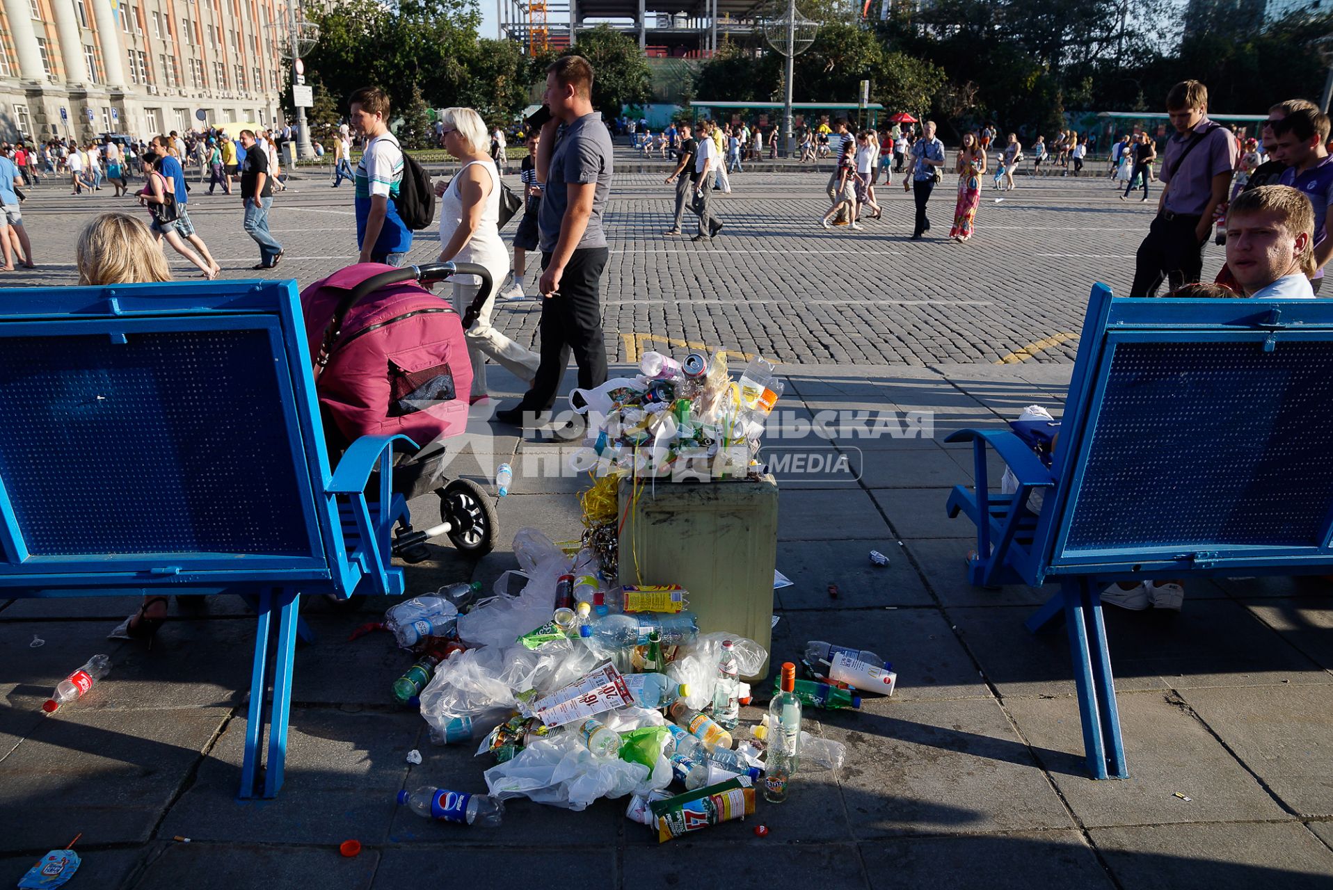 День города в Екатеринбурге. На снимке: мусор между двумя городскими лавочками.