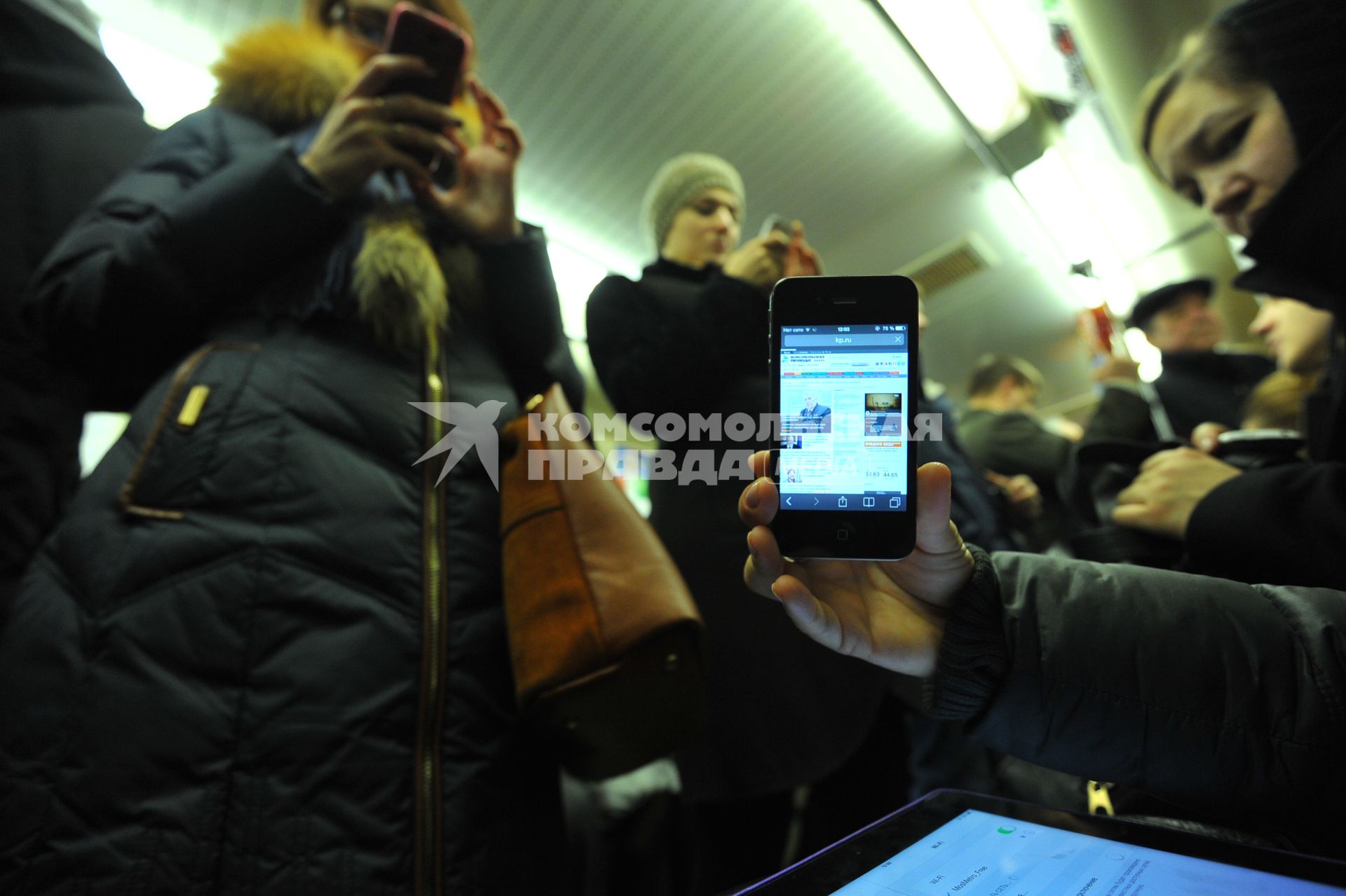 В поездах Кольцевой линии Московского метрополитена с 25 декабря заработал беспроводной доступ в Интернет. На снимке девушка просматривает новости на iPhone.