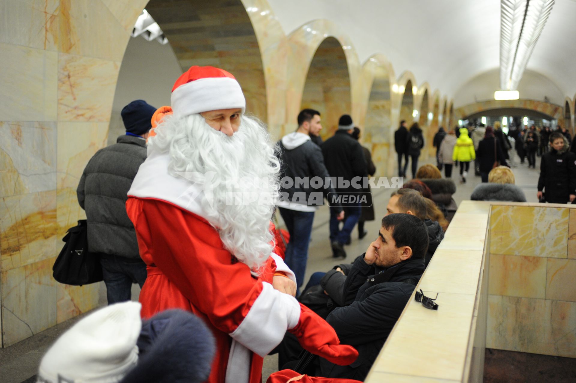 Московский метрополитен. Вестибюль станции `Кузнецкий мост`. На снимке: участник парада Дедов Морозов.