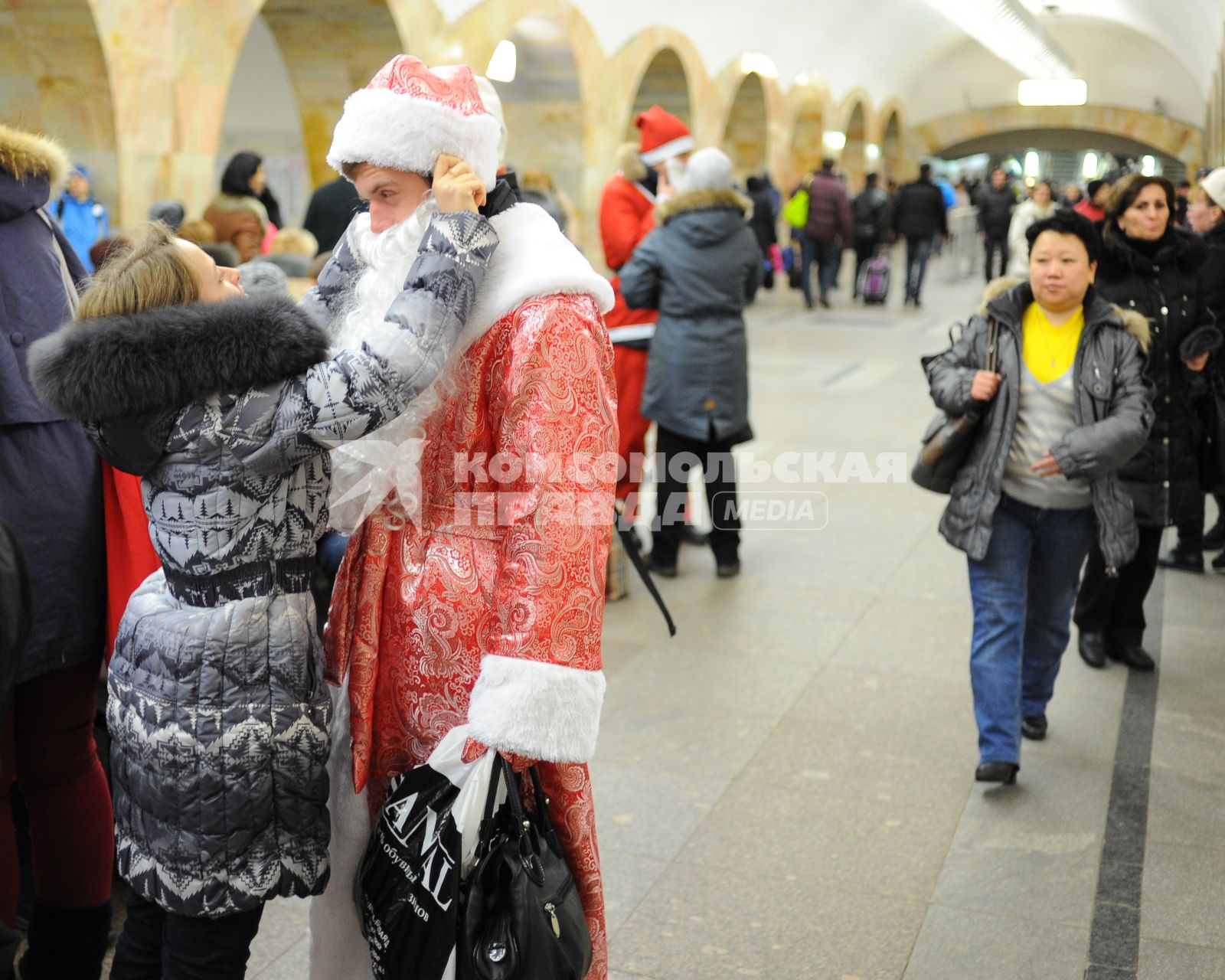 Московский метрополитен. Вестибюль станции `Кузнецкий мост`. На снимке: участник парада Дедов Морозов.