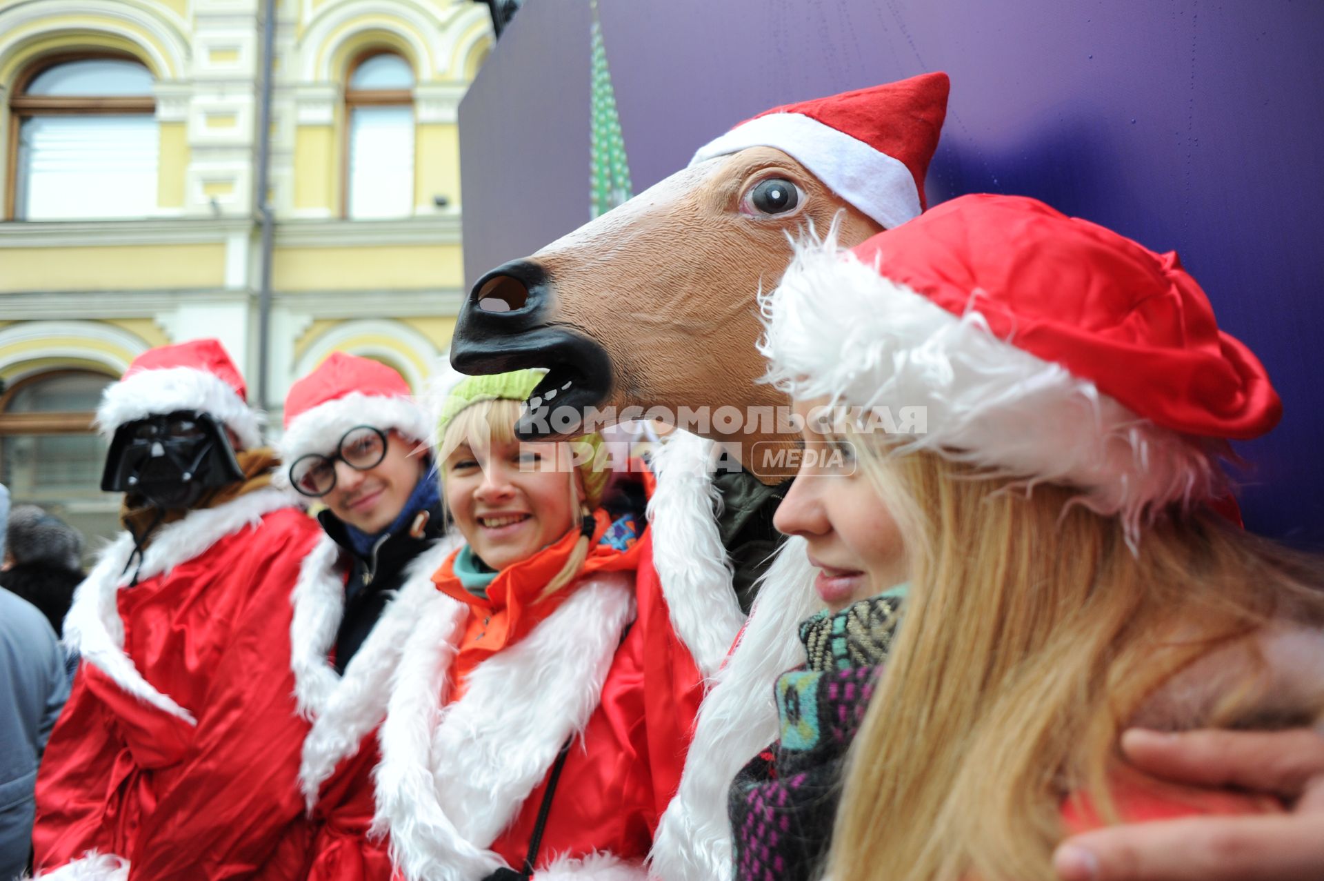 Костюмированный парад Дедов Морозов на Кузнецком мосту.