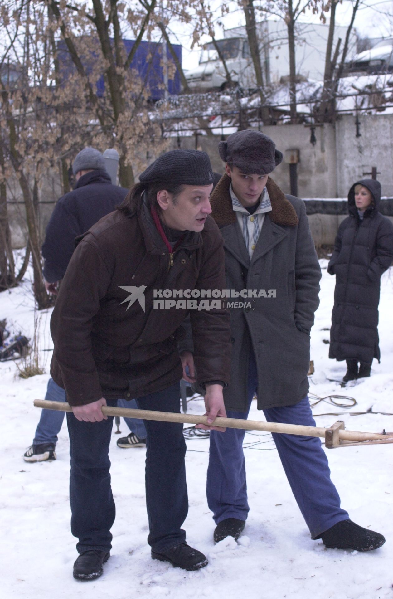 Съемки фильма `Русское`. На снимке: режиссер Александр Велединский (слева) и актер Андрей Чадов.