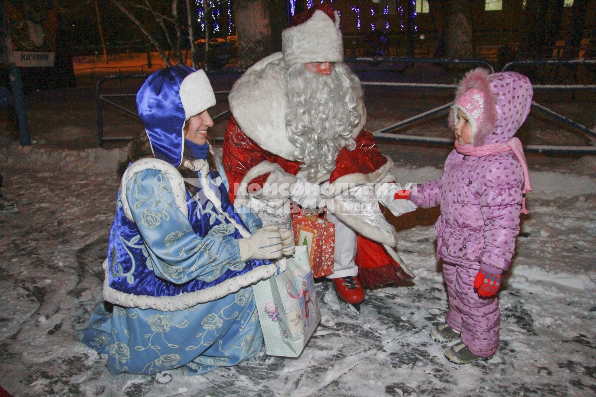 Дед Мороз, Снегурочка и ребенок.