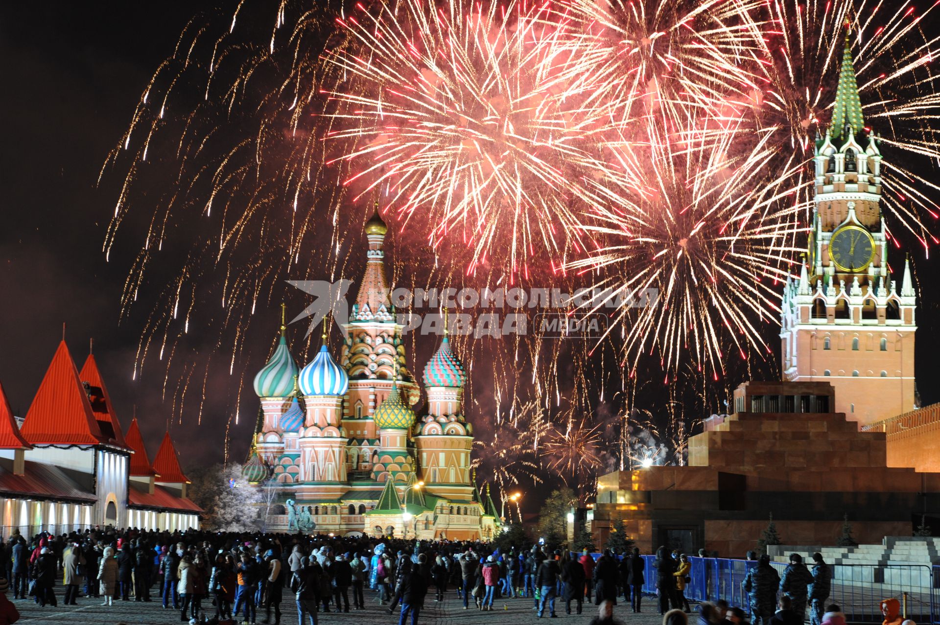 Празднование Нового года 2014 на Красной площади. На снимке: новогодний праздничный салют.