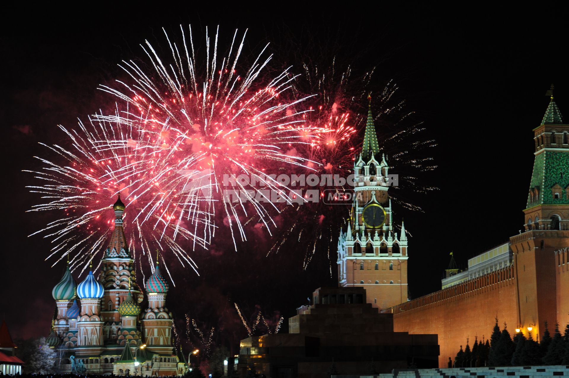 Празднование Нового года 2014 на Красной площади. На снимке: новогодний праздничный салют.