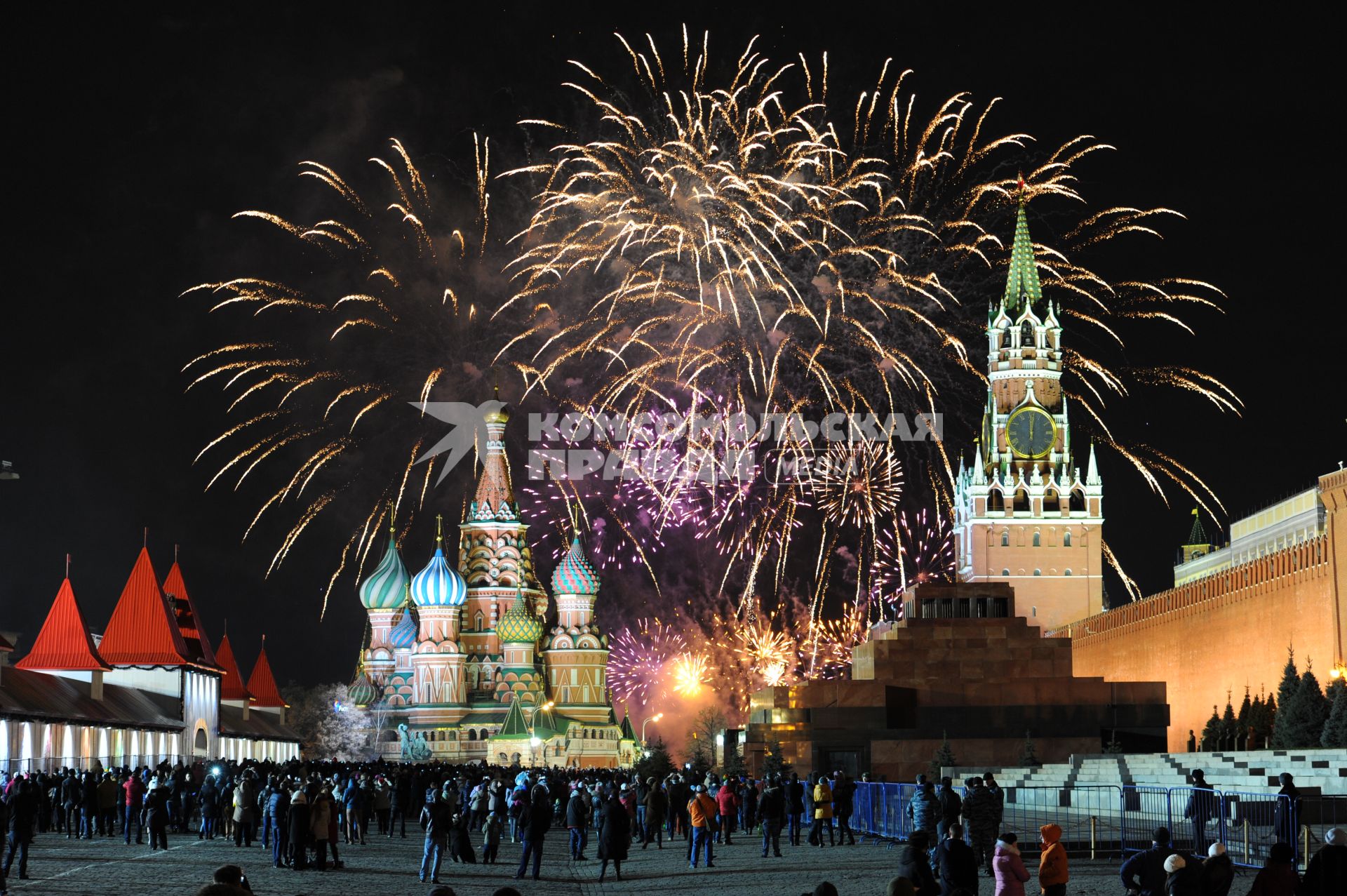 Празднование Нового года 2014 на Красной площади. На снимке: новогодний праздничный салют.