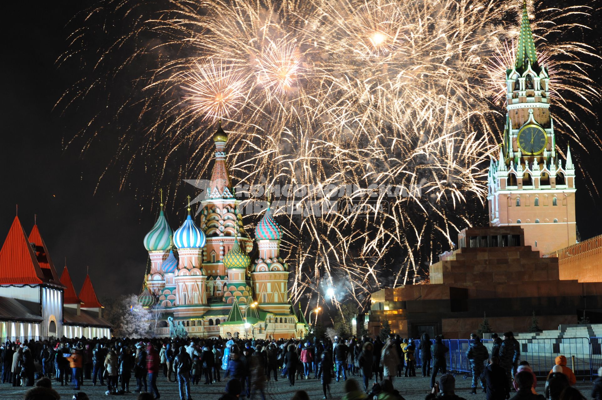 Празднование Нового года 2014 на Красной площади. На снимке: новогодний праздничный салют.