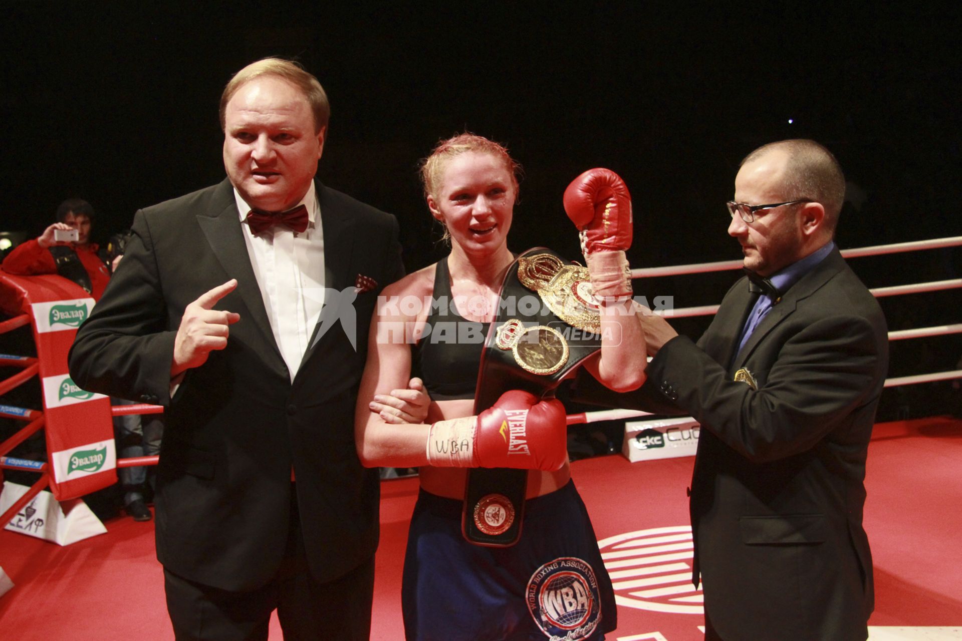 Бой за титул Чемпионки мира по версии `WBA`. На снимке: российский боксер Светлана Кулакова (в центре).