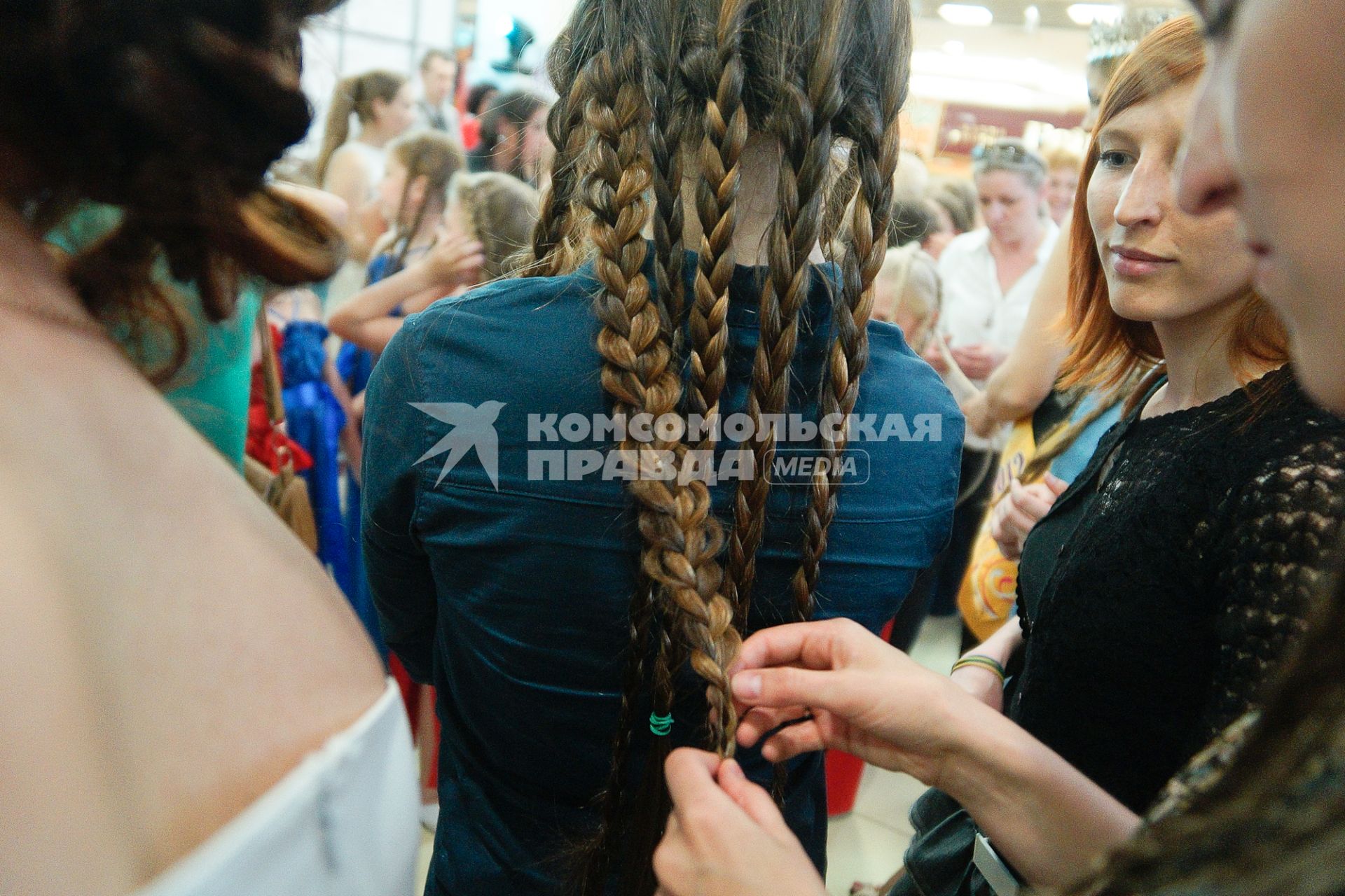 Финал конкурса `Уральская краса — длинная коса 2013`. На снимке: участнице заплетают косичку.