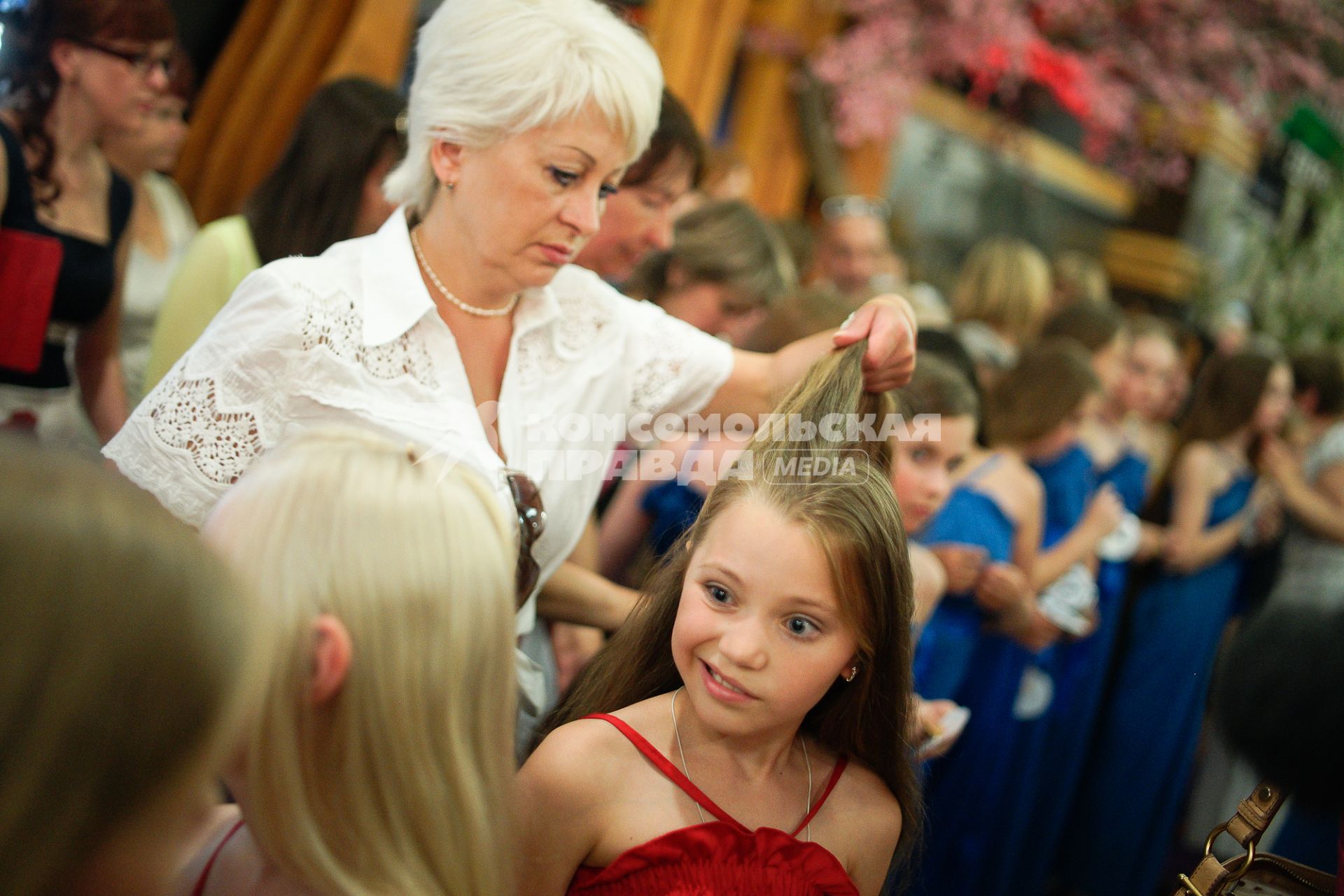 Финал конкурса `Уральская краса — длинная коса 2013`. На снимке: девочку готовят к конкурсу.