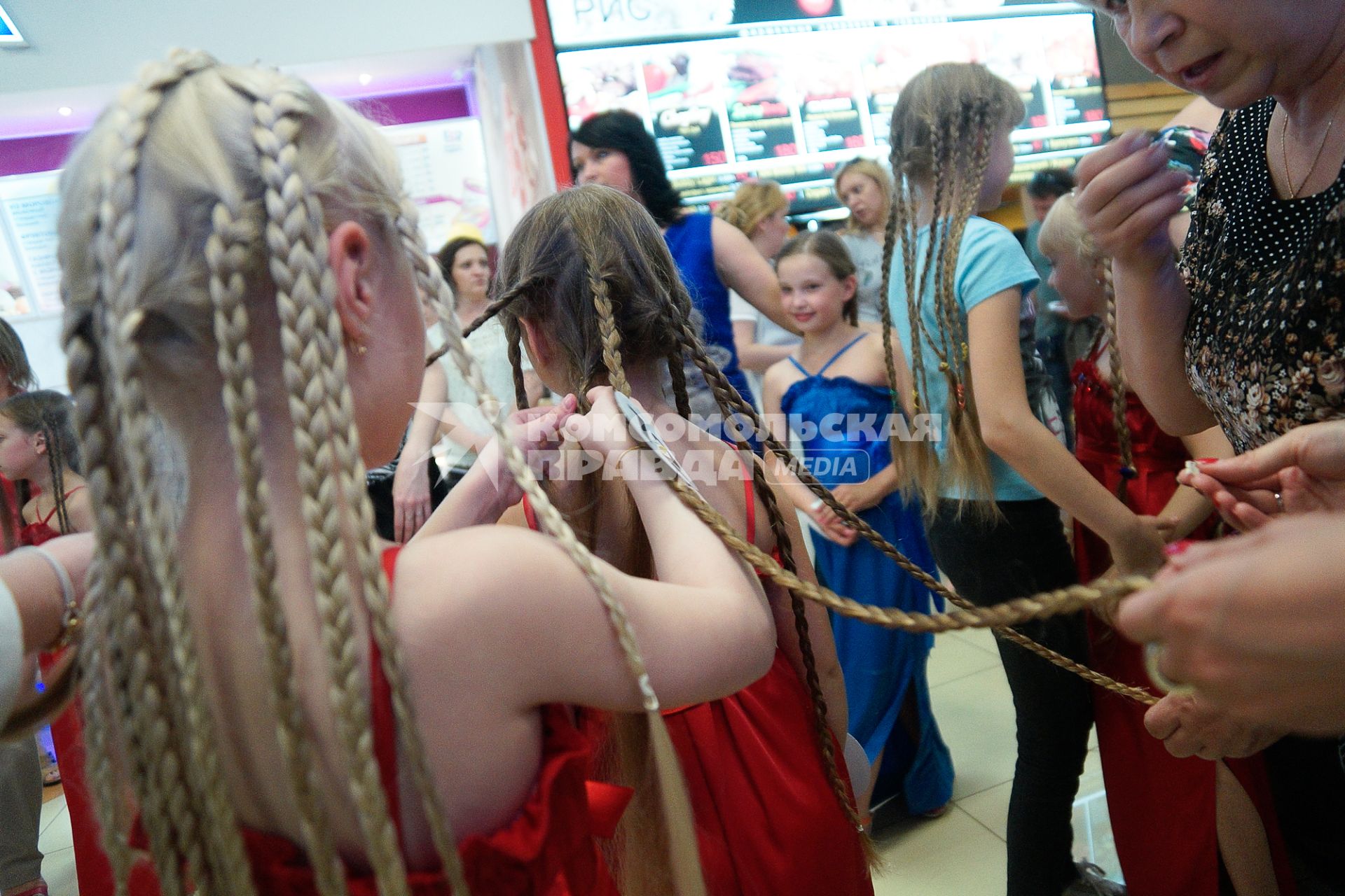 Финал конкурса `Уральская краса — длинная коса 2013`. На снимке: участнице заплетают косичку.