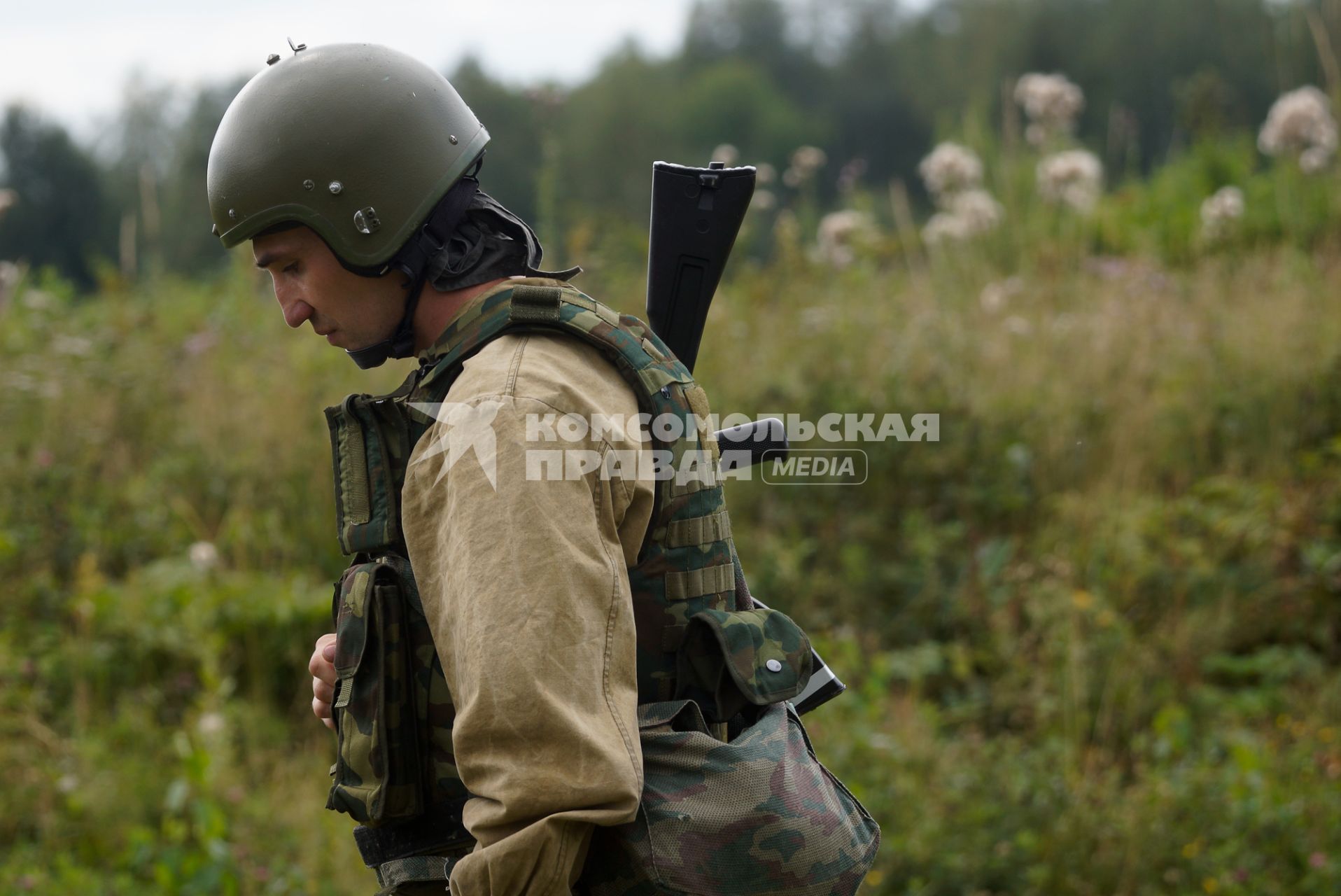 Боец после выполненной стрельбу из автомата.