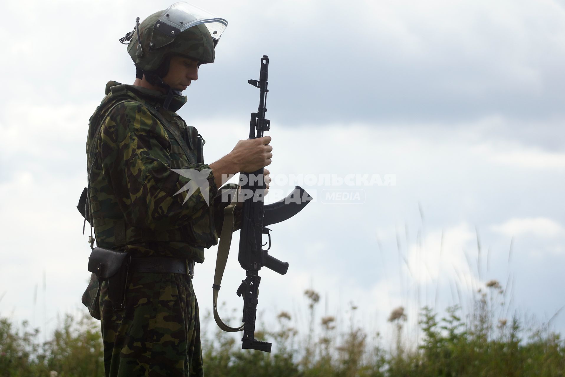 Боец готовится выполнять стрельбу из автомата.