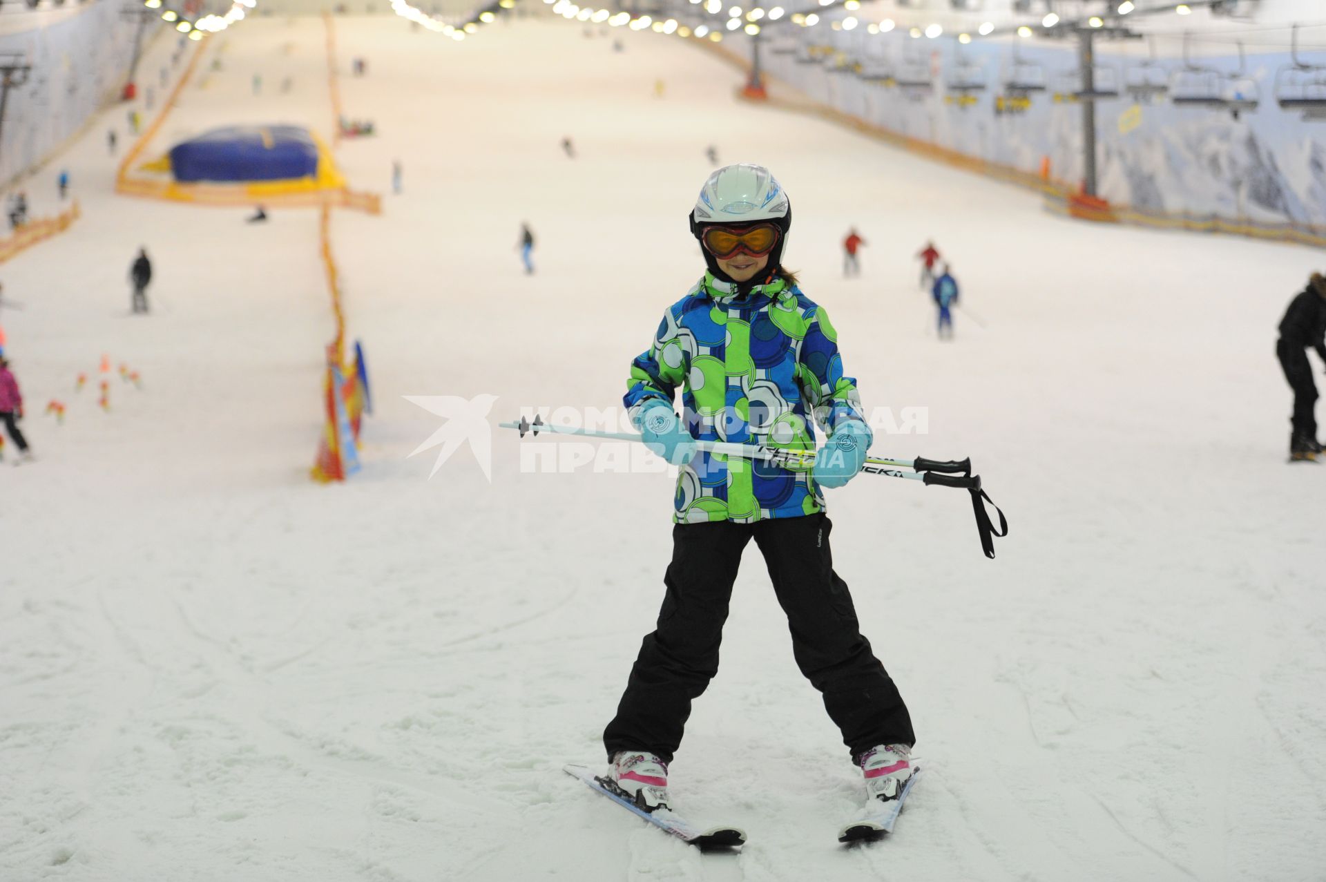 Всесезонный горнолыжный комплекс `Снеж.ком` (ВГК `Снежком`). На снимке: девочка катается на горных лыжах.