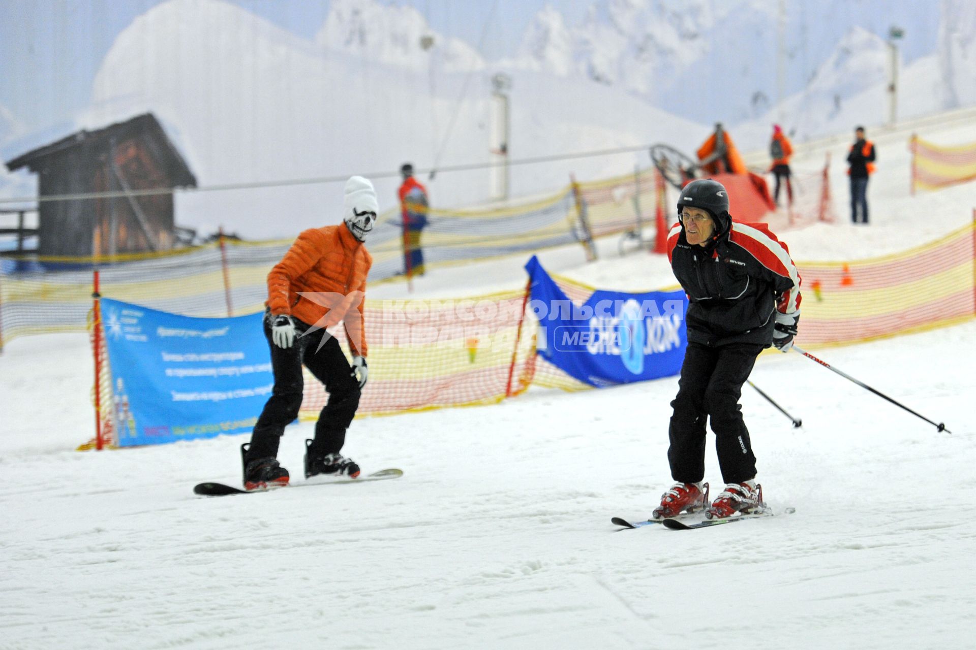 Всесезонный горнолыжный комплекс `Снеж.ком` (ВГК `Снежком`). На снимке: мужчина катается на горных лыжах.