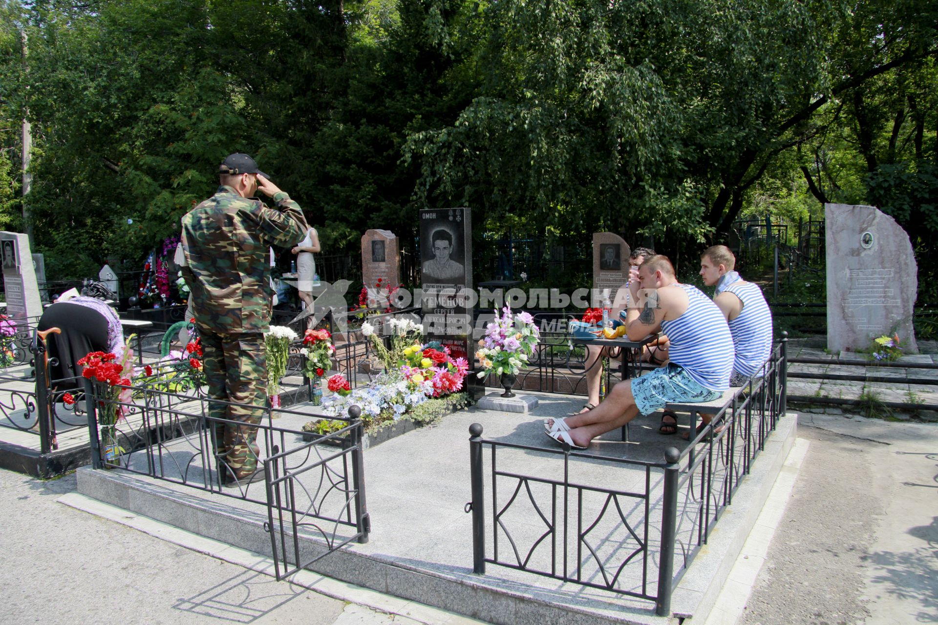 День ВДВ. Десантники поминают павших товарищей на кладбище.