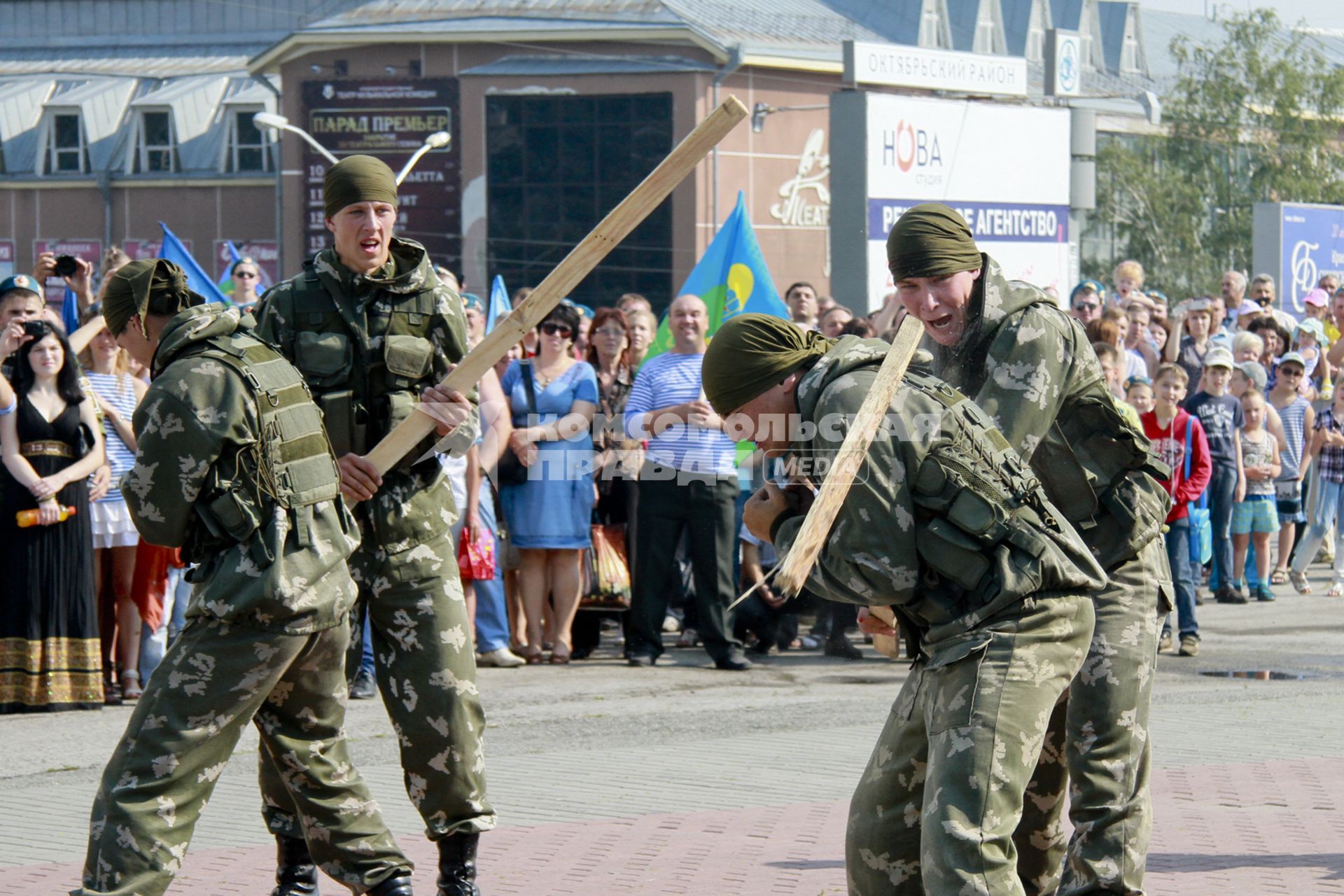 День ВДВ. Военнослужащие исполняют показательные выступления, ломают палки о спины сослуживцев.