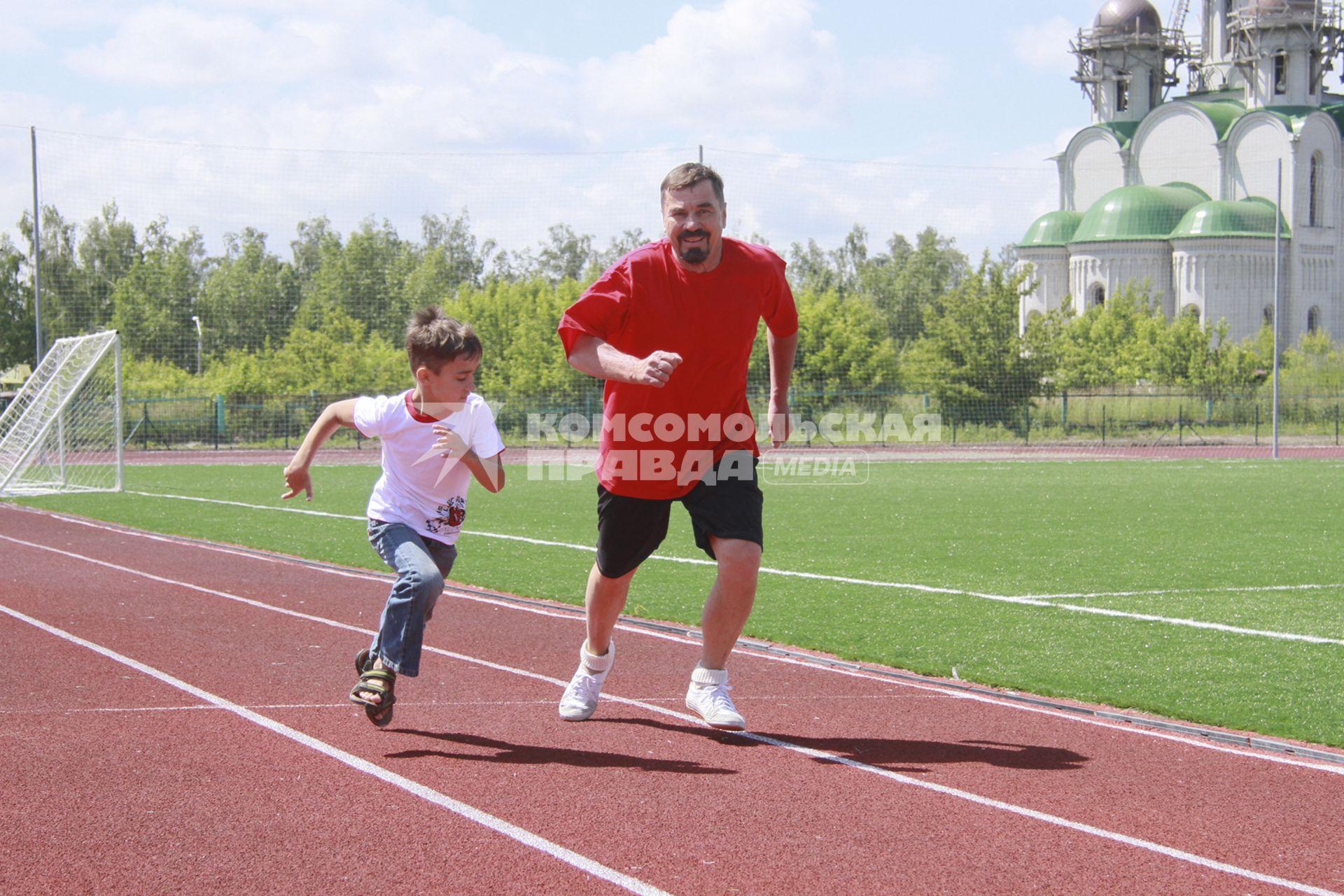 Спартакиада пенсионеров. Дед и внук на стадионе.