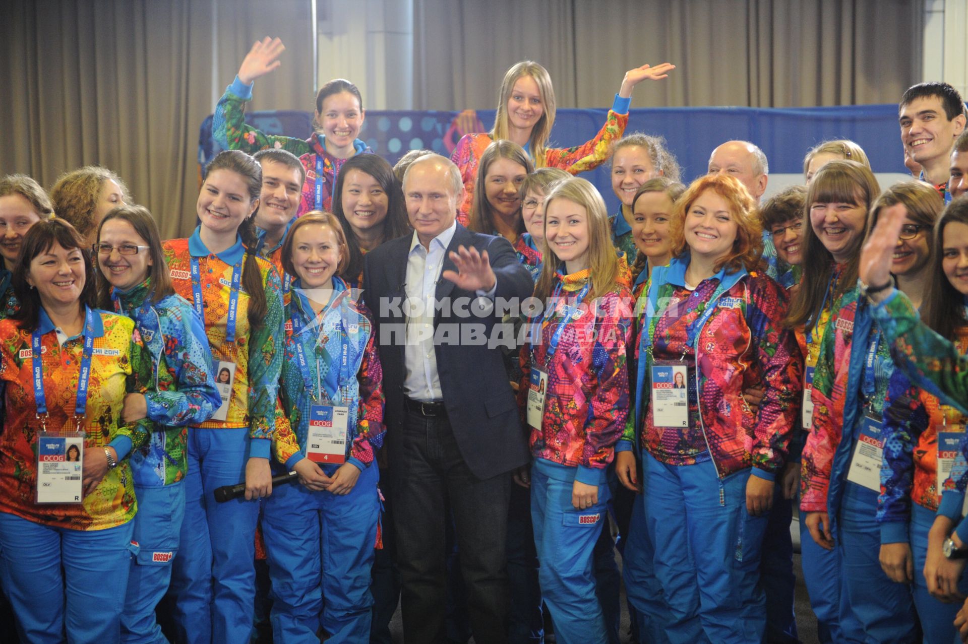 Встреча Владимира Путина с волонтерами, участвующими в подготовке и проведении XXII Олимпийских зимних игр и XI Паралимпийских зимних игр 2014 года в Сочи. На снимке: президент России Владимир Путин и волонтеры.