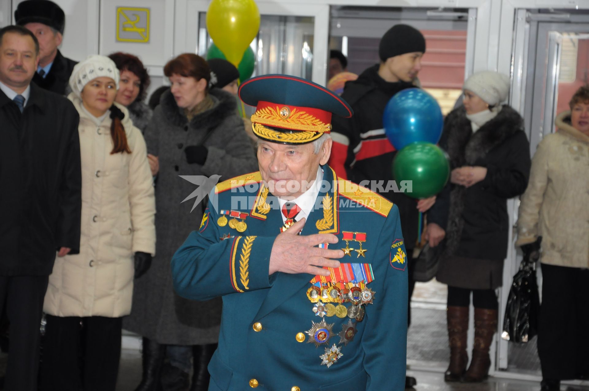 Конструктор стрелкового оружия Михаил Калашников в парадной форме.