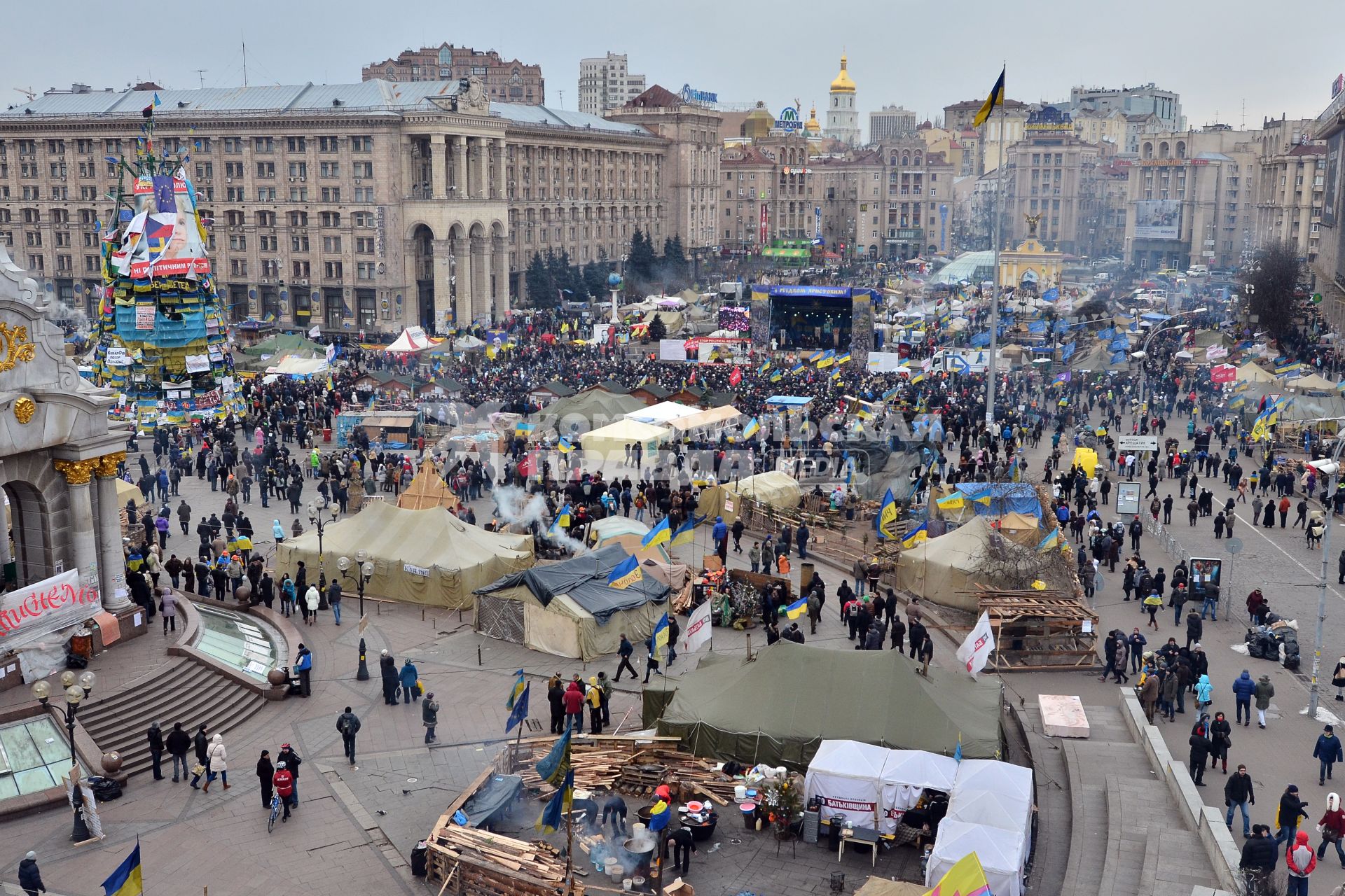 Площадь Независимости в Киеве заполнена толпами протестующих.