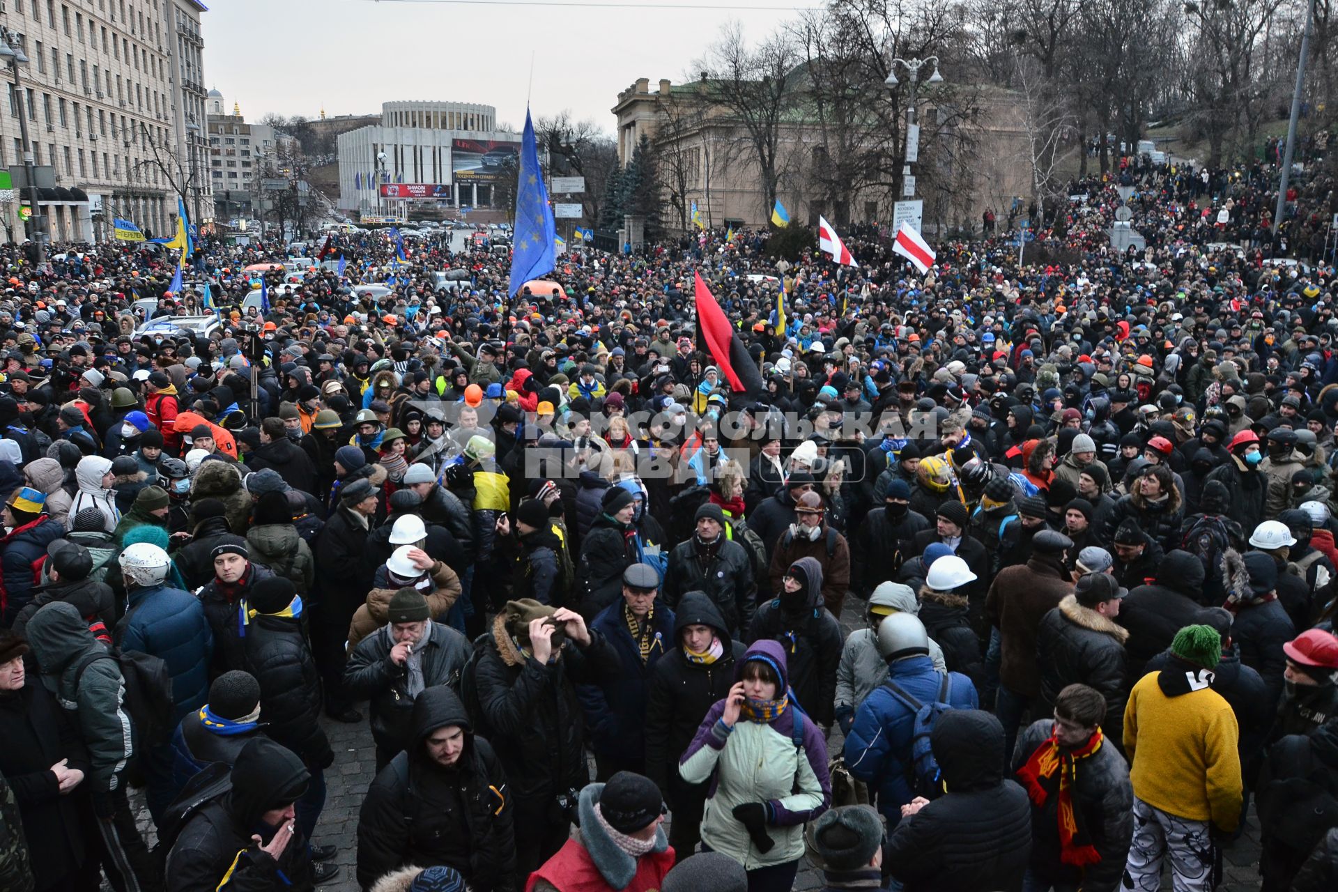 Толпа протестующих на улице.