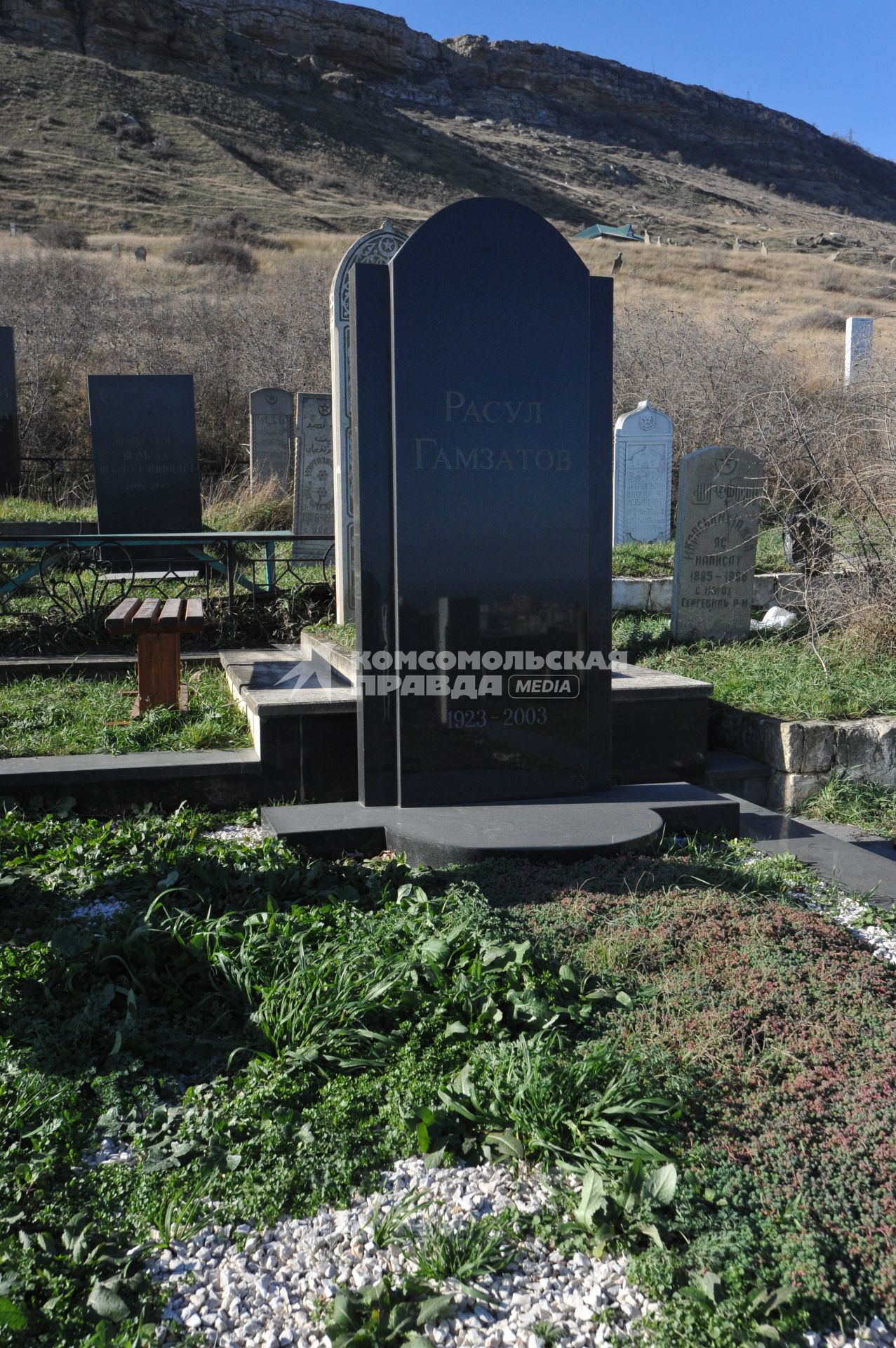 Дагестан. Поселок Тарки. Старое мусульманское кладбище. На снимке: могила поэта Расула Гамзатова.