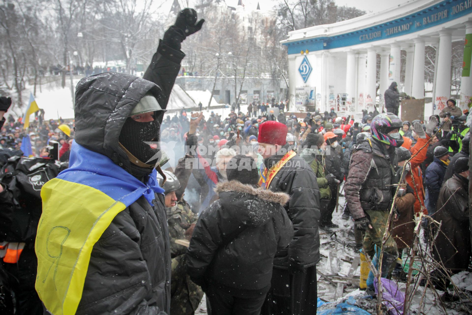 Протестующий на площади перед стадионом.