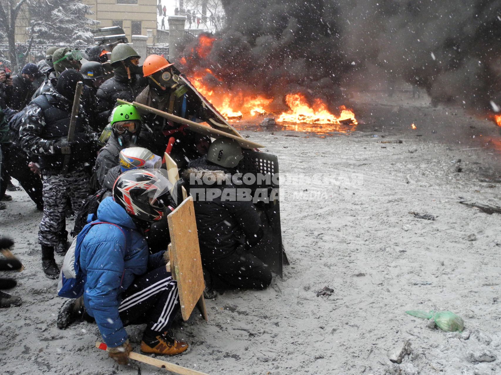 Протестующие защищаются.