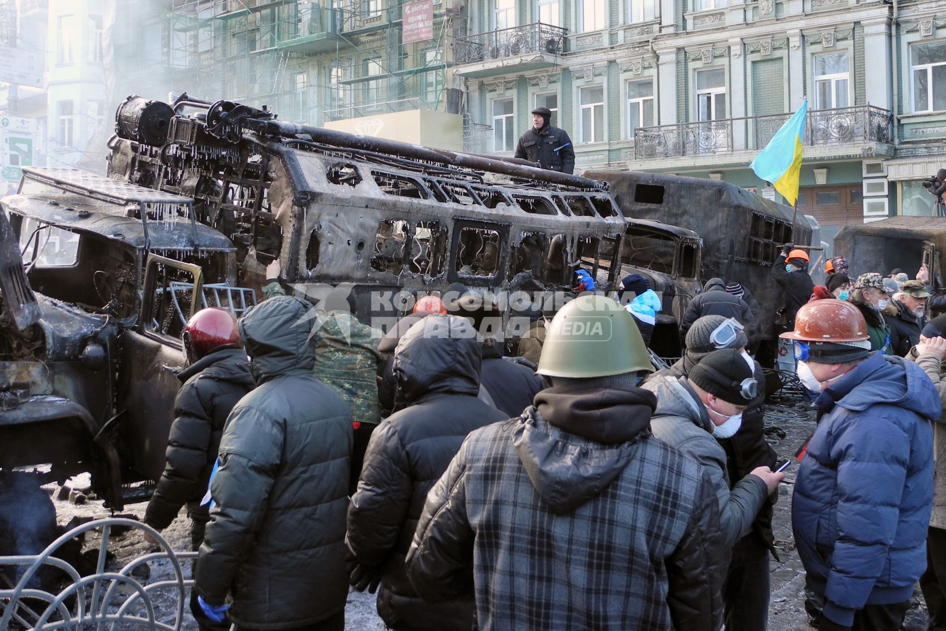 Протестующие на барикадах из сгоревших автомобилей.