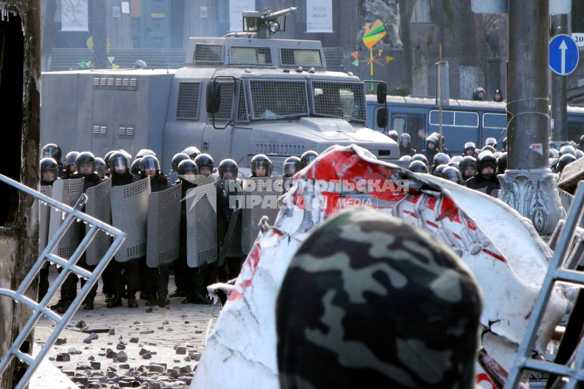 Противостояние, протестующий стоит за барикадами напротив бойцов специального подразделения `Беркут`.